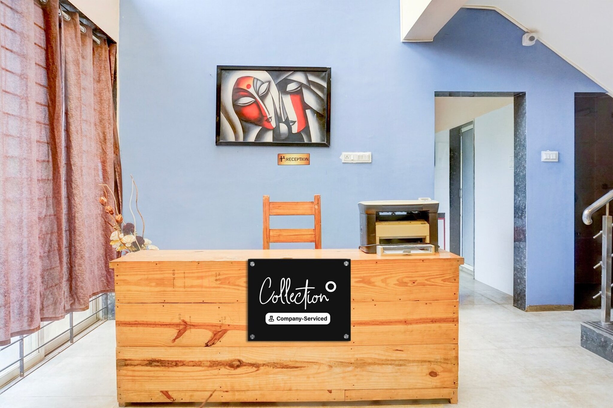 Ground floor: (bedroom(double bed, TV, seating area, air conditioning, Towels incl., telephone), bathroom(bathtub or shower, shower, washbasin, toilet, shampoo, body soap, hot water), Parking, swimming pool)
