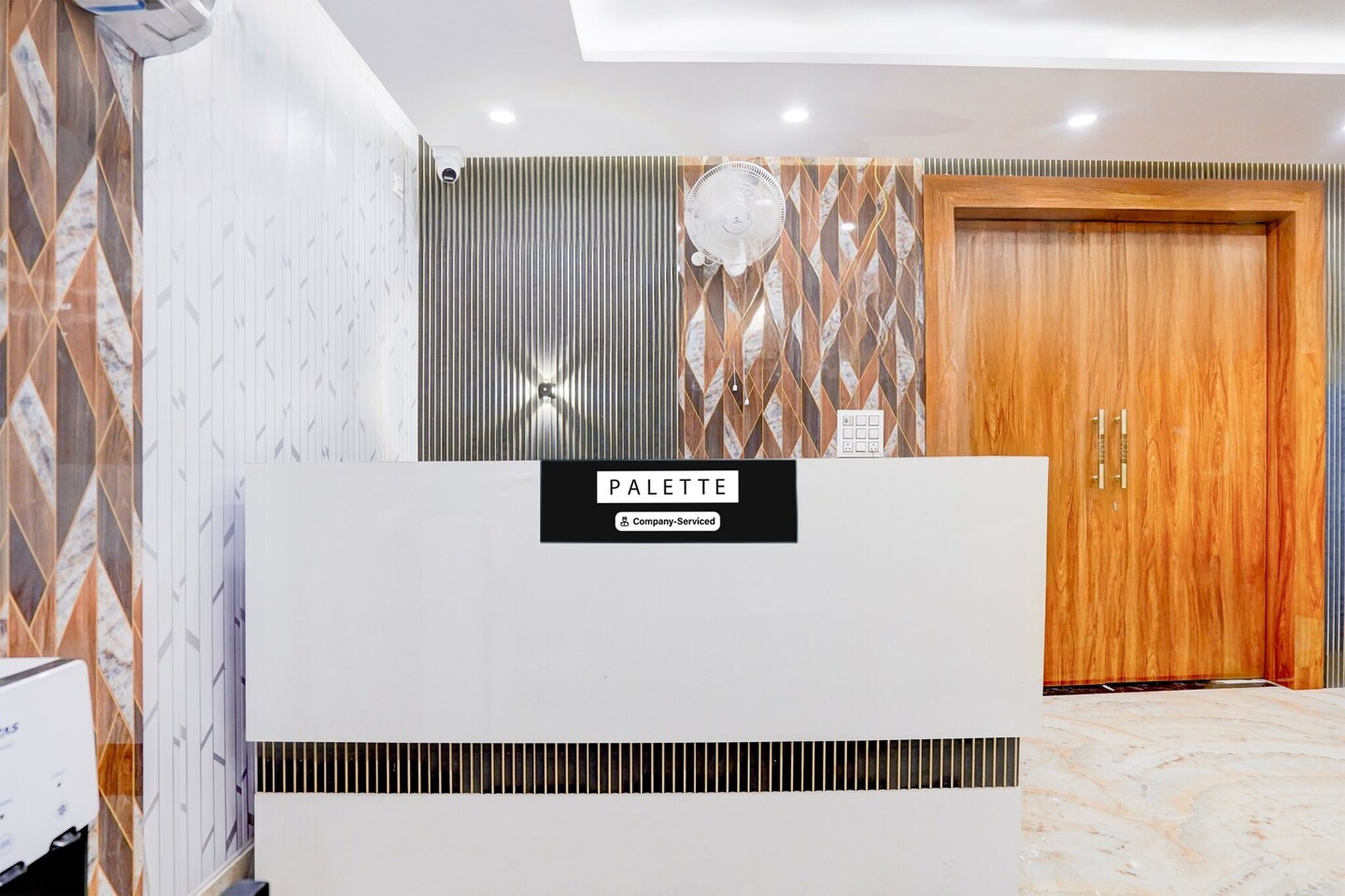 Ground floor: (bedroom(double bed, TV, seating area, air conditioning, Towels incl., telephone), bathroom(bathtub or shower, shower, washbasin, toilet, shampoo, body soap, hot water), Parking, lift)