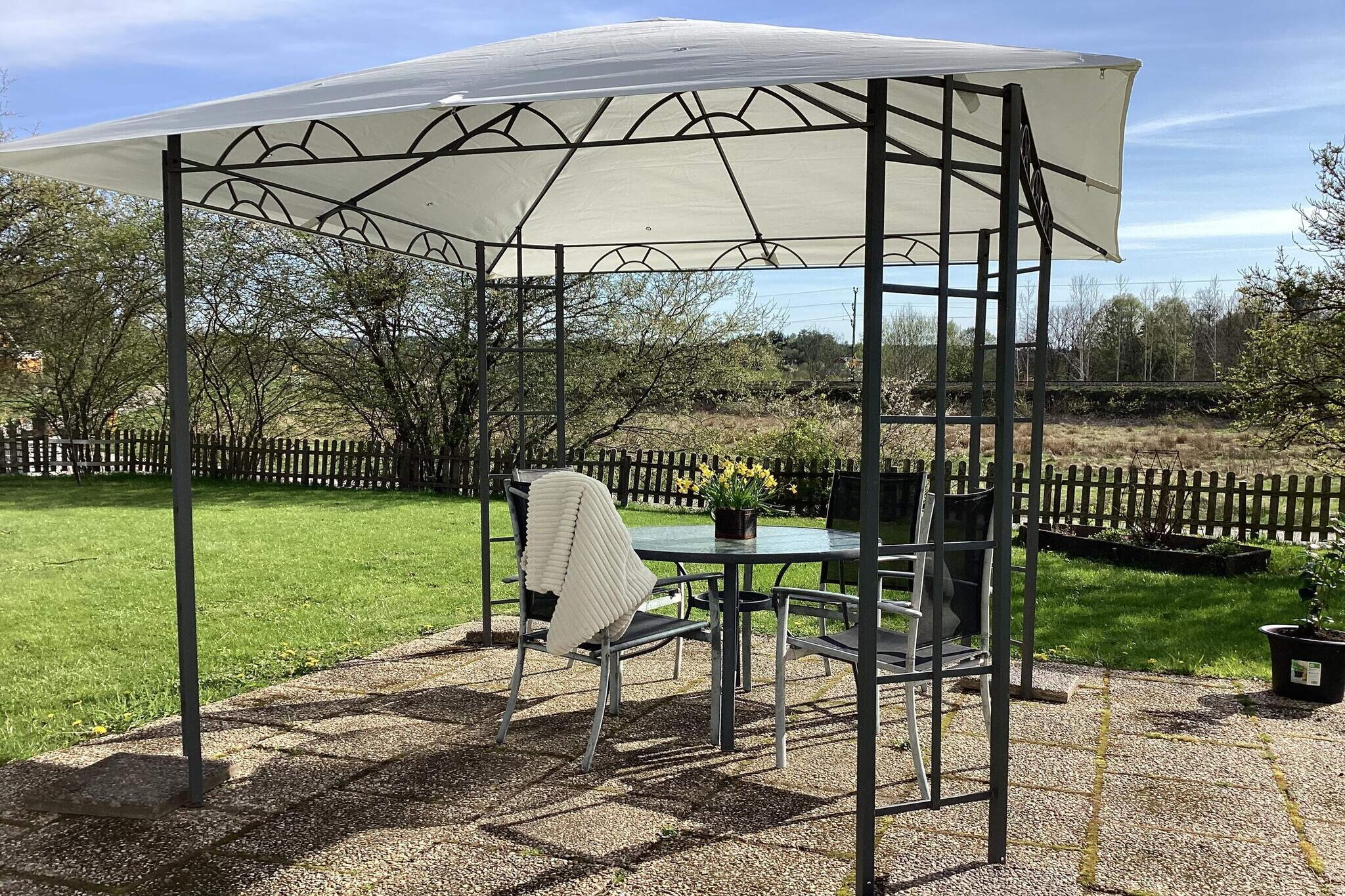 Summer House for Rent â€“ â€‹â€‹Perfect for Families or Large Groups! Welcome to our this summer house, located in scenic surroundings, perfect for up to 8 people! This bright and airy house offers an open plan that promotes community and togetherness â€“ ideal for families with children or a group of friends. Direct proximity to Nature The house is located in the countryside with just a stone's throw from both the sea and the lake, where you can enjoy relaxing days by the water. Enjoy a picnic on the beach or take a refreshing swim. For those who appreciate outdoor life in beautiful surroundings, there are endless opportunities for walks and excursions in the hilly nature. Spacious and Comfortable You are welcomed into a bright hall. Here is a bedroom with two single beds. A laundry room with washing machine and dryer and a large living room. In the house you will find two modern bathrooms, one of which is equipped with both a shower and a luxurious jacuzzi - perfect for relaxing moments after a day in the sun. The house has plenty of space and offers comfortable sleeping places that make it easy to enjoy yourself together. The stairs up lead you to the kitchen and the other bedrooms. The kitchen is open and has a lovely atmosphere. From the kitchen and the second bedroom of the house there is access to the balcony. In one bedroom there is a double bed 180 cm. In the second bedroom there is a bunk bed and in the third bedroom there are two single beds. The living room has a larger sofa for cozy evenings. Garden &amp; Outdoor Play The large, fenced lawn is ideal for playing and games, and there are also swings for the younger ones. End the day by gathering around the fireplace in the back and enjoying a starry night. Please note, however, that the sound of the train passing by can be heard, but it only adds to the rural atmosphere in this quiet area. Important Information We welcome your four-legged friend â€“ but please remember that dogs are not allowed on the sofas or beds. Furthermore, it is important to conserve water during your stay, as it comes from our own well and we strive to preserve our natural resources. Book your summer adventure in our wonderful house and create memories for life in an idyllic and peaceful environment! Contact us for more information and booking. Welcome!