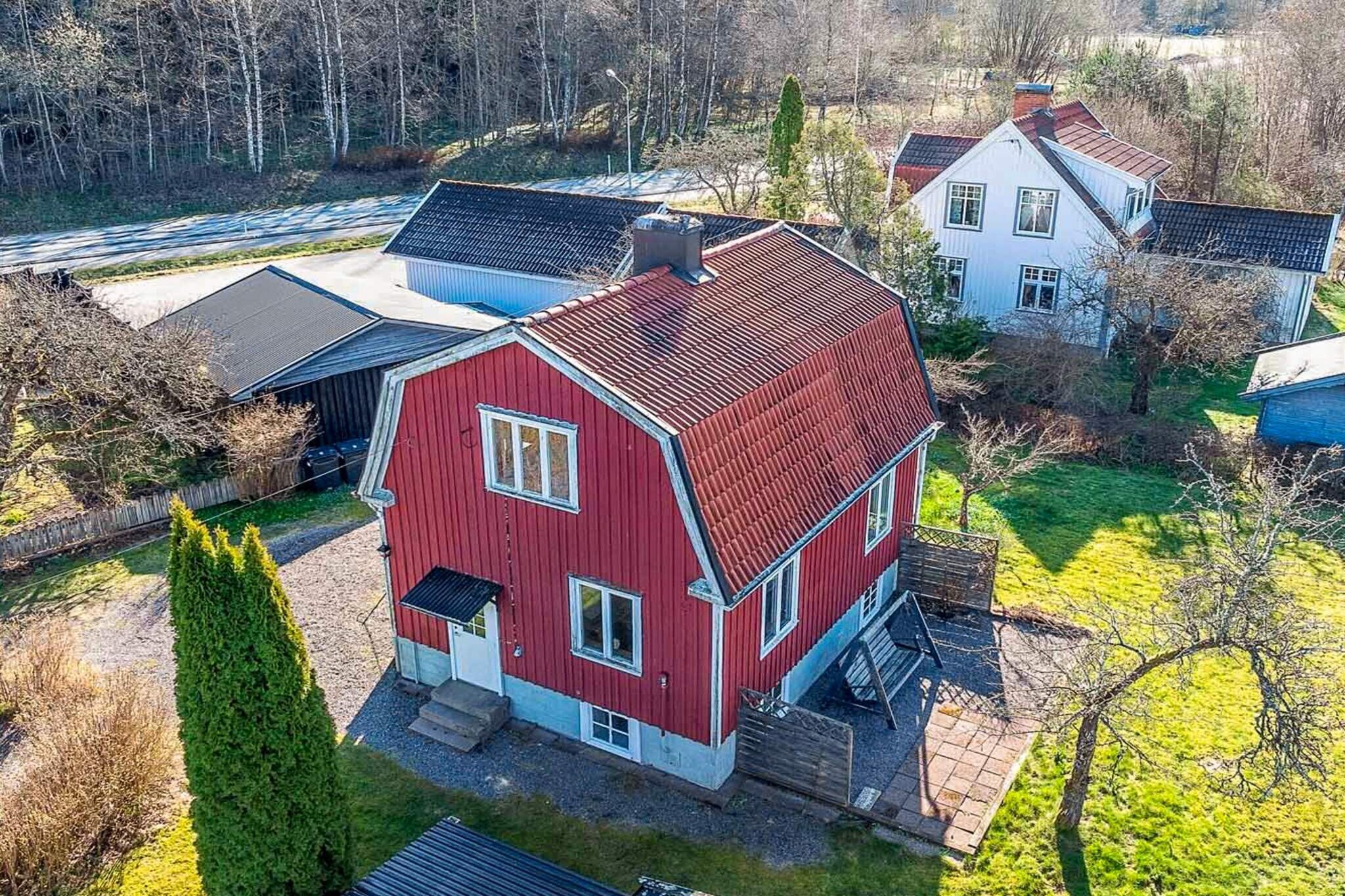 Nice accommodation close to salmon fishing river, sea and swimming Welcome to this nice and sunny cottage. Perfect for those who want to live close to the city center's services, playground areas, nice swimming areas as well as forests and nature experiences. Via the area's walking and cycling path you reach the city center and playground, but also the salmon fishing river Ã–rekilsÃ¤lven which flows into Gullmarsfjorden which is Sweden's largest fjord, here there is a nice swimming area with playground and bistro but also great opportunities for fishing or launching a kayak for your own exploration of all the bays and beaches of the fjord. In the area there are good hiking opportunities with views of the fjord and river such as Maltes stig. A trip with the Munkedals museum railway can be an exciting and interesting experience or Torreby golf course which is BohuslÃ¤n's oldest golf course, the course is located in a castle environment with an English-inspired castle park. Proximity to the E6 makes it easy to get to other nice excursion destinations in northern BohuslÃ¤n's coast or inland environments. The cottage with a sunny location surrounded by nice grassy areas is located in a small villa area that borders the railway towards StrÃ¶mstad with a few daily crossings. Inside you are greeted by a welcoming hall and further into the cottage's kitchen with, among other things, a stove, microwave, fridge/freezer, coffee maker. Inside the kitchen is the cottage's dining room and living room with a large comfortable sofa group and TV. From the hall, a staircase leads up to the second floor with two bedrooms, one with a comfortable double bed and one with two single beds, this room has a partition against the hall that provides a certain privacy. On the second floor there is also a small balcony with seating furniture. From the entrance hall, a staircase also leads down to the basement level where the cottage's bathroom is found, the bathroom is equipped with a separate toilet, bathtub and washing machine and dryer. At the cottage there is a patio with summer furniture and a grill, a nice place to grill a good piece of food and enjoy wonderful meals while the sun slowly sets in the northwest. The cottage has WiFi connection. Munkedal municipality has very varied and worth visiting natural areas, everything from sea and fjord environments to deep forests with lakes and rivers. From Kaserna canoe center, an approximately 40-kilometer long canoeing trail runs through lakes and waterways, a fantastic opportunity to explore a beautiful part of the local area. From the cottage you can also easily reach other municipalities and worth visiting excursion destinations, for example, take the local road past SaltkÃ¤llan, Skredsvik, Rotviksbro and stop at &quot;TvÃ¥ FrÃ¶knar&quot; which is a cozy shop with both interior design and clothing. Next door is the restaurant StallgÃ¥rden which also sells organic produce in the shop &quot;StallgÃ¥rdens skafferi&quot;. Then continue with some shopping at Torp Shopping Center or why not a visit to BohuslÃ¤ns Museum. From the cottage you can also easily make day trips to Nordens Ark, Havets Hus in Lysekil, SmÃ¶genbryggan, fishing and skut communities in the northern part of BohuslÃ¤n.