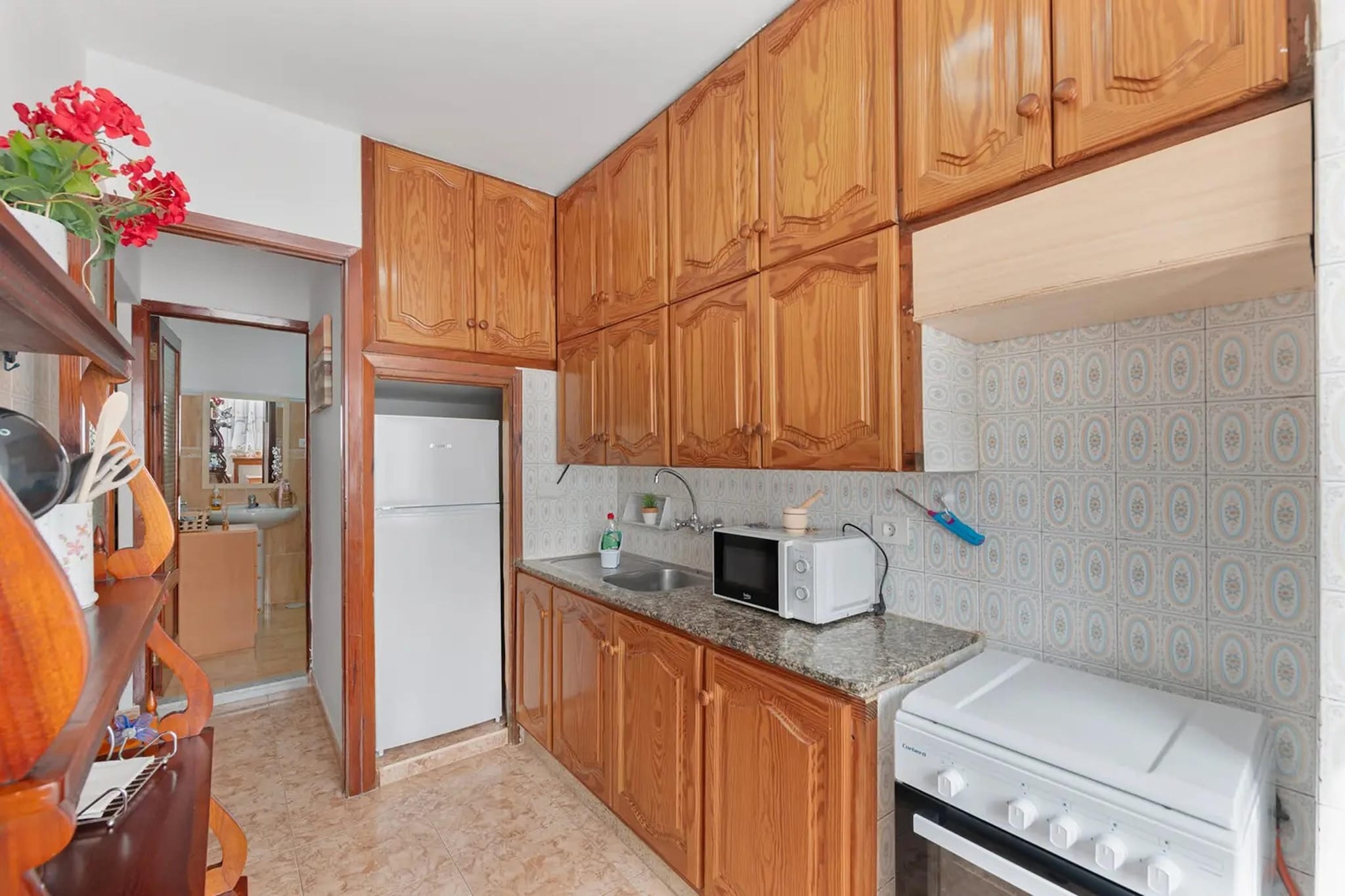 Ground floor: (Entrance(shared with the the owner and other guests, reachable from the outside))\n\nOn the 1st floor: (Entrance, Kitchen(dining table, hob(gas), toaster, hood, coffee machine, oven, microwave, fridge-freezer), Living/diningroom(TV(flatscreen), dining table, seating area), bedroom(double bed), bedroom(double bed), bathroom(shower, washbasin, toilet), washing machine, terrace(private, 25 m2))\n\nironing board, iron