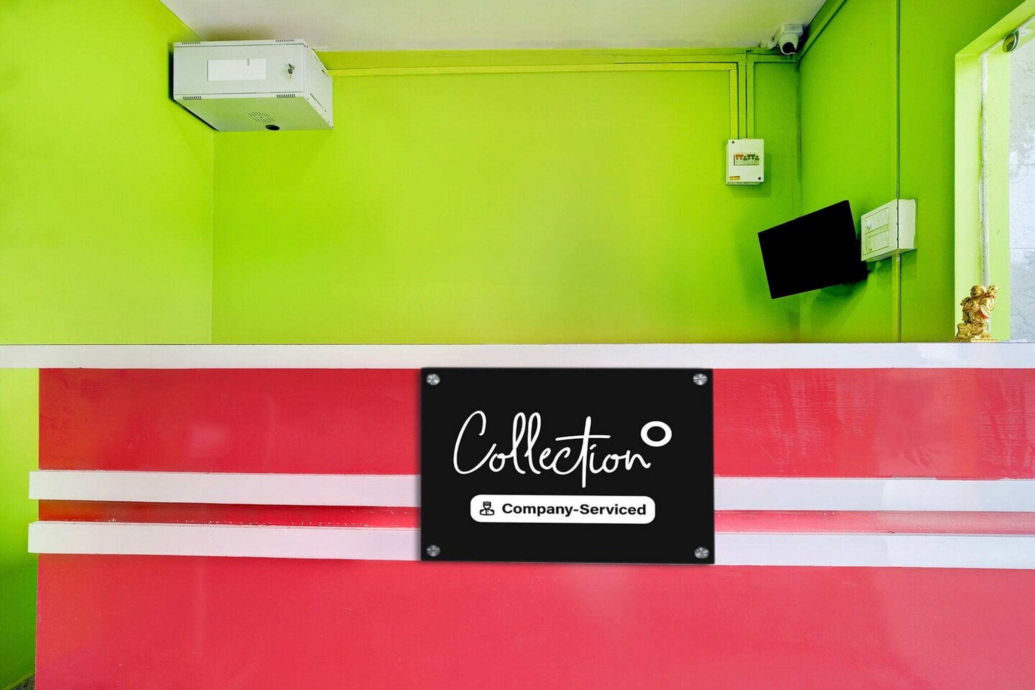 Ground floor: (bedroom(double bed, TV, seating area, air conditioning, Towels incl., telephone), bathroom(bathtub or shower, shower, washbasin, toilet, shampoo, body soap, hot water), Parking)