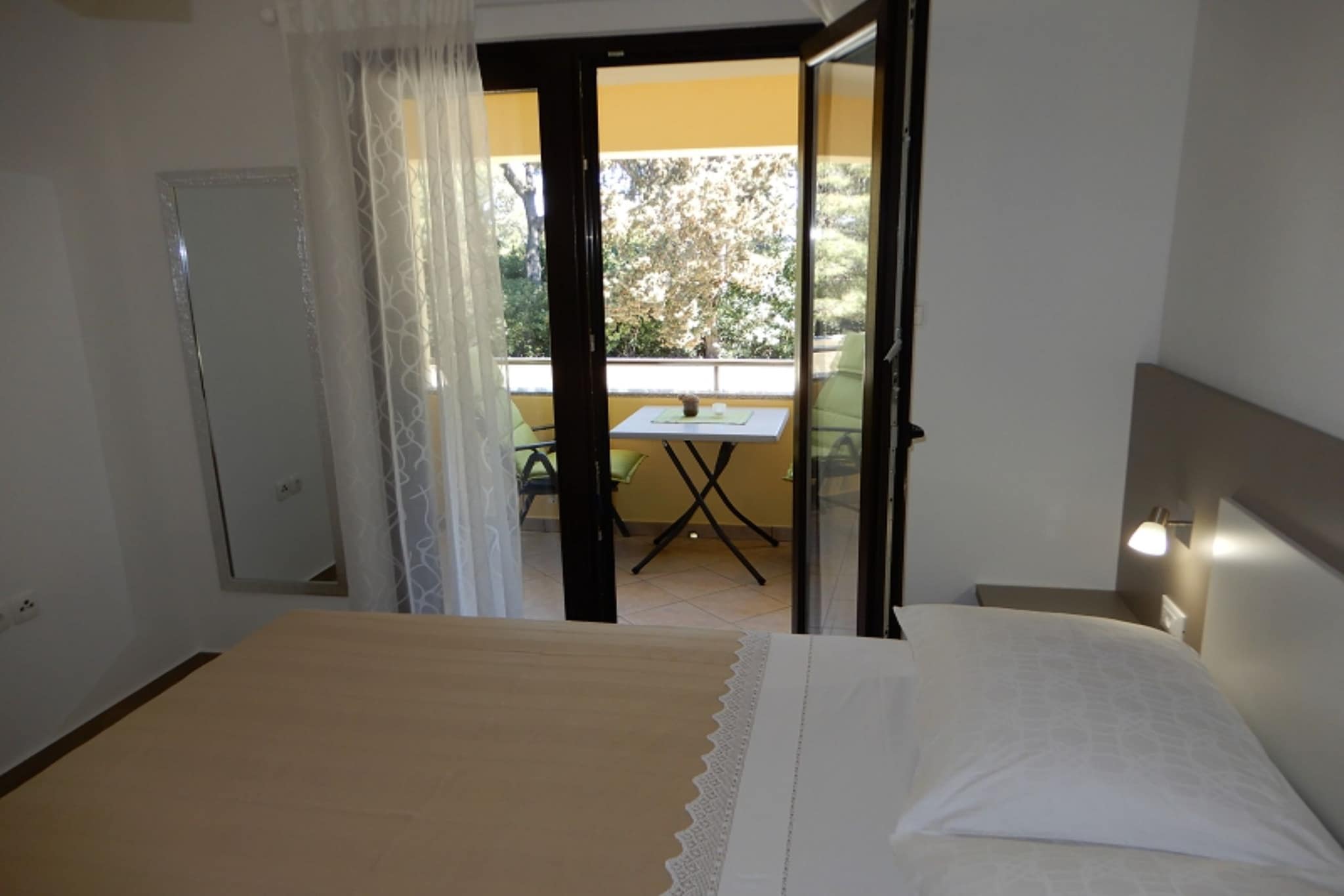 Cozy Retreat By The Sea Puntamika - Classic Studio Apartment with Balcony ( owner C-1)-Slaapkamer