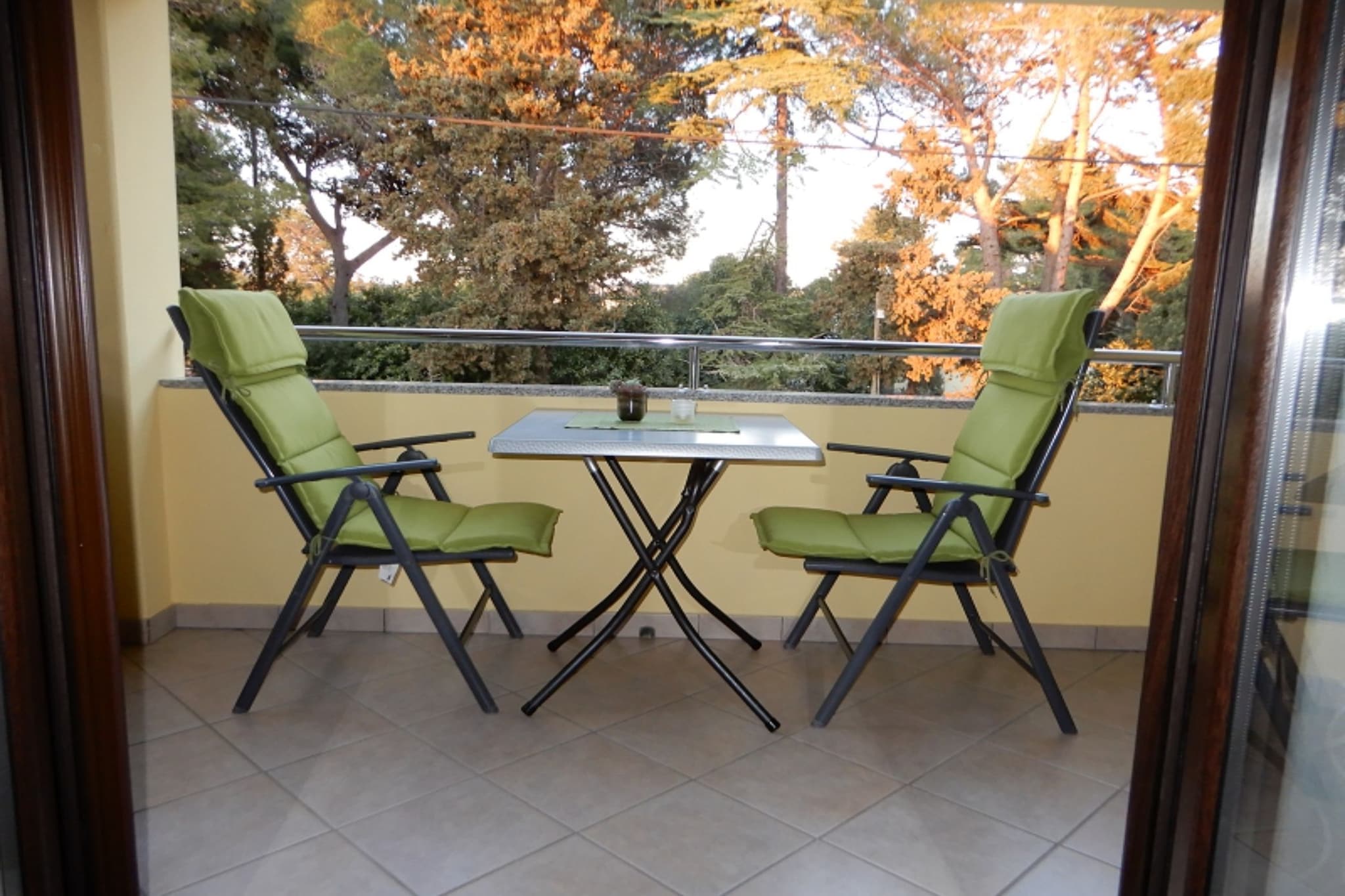 Cozy Retreat By The Sea Puntamika - Classic Studio Apartment with Balcony ( owner C-1)-Terrasbalkon