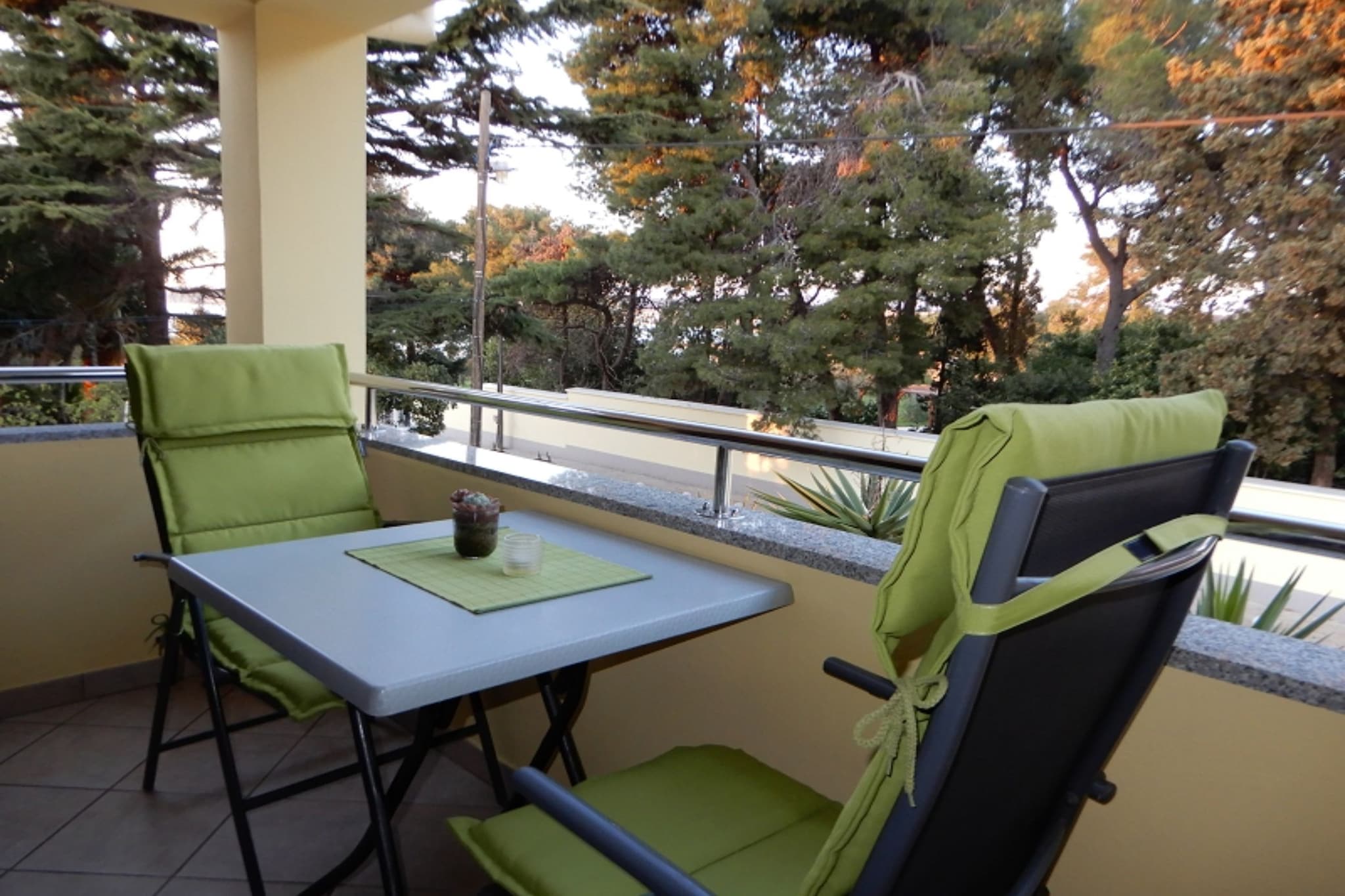 Cozy Retreat By The Sea Puntamika - Classic Studio Apartment with Balcony ( owner C-1)-Terrasbalkon
