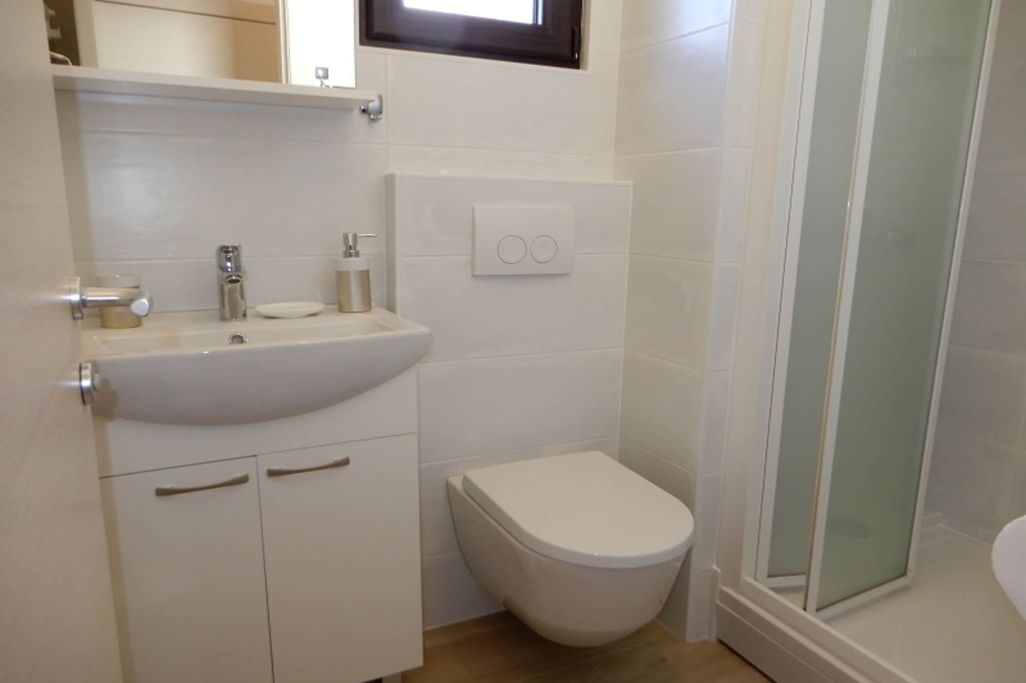 Cozy Retreat By The Sea Puntamika - Classic Studio Apartment with Balcony ( owner C-1)-Badkamer