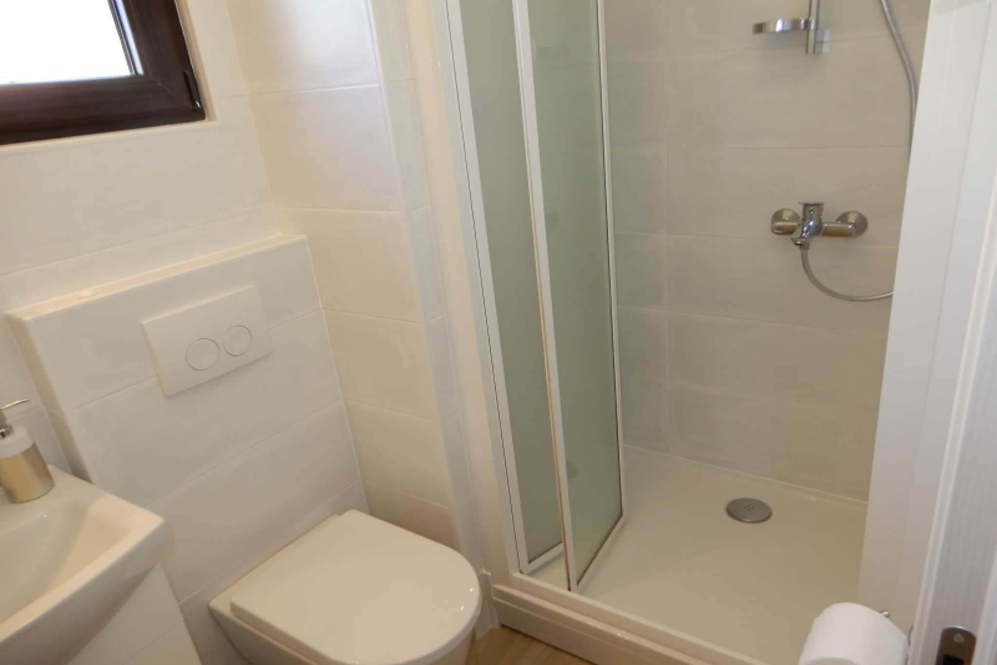 Cozy Retreat By The Sea Puntamika - Classic Studio Apartment with Balcony ( owner C-1)-Badkamer