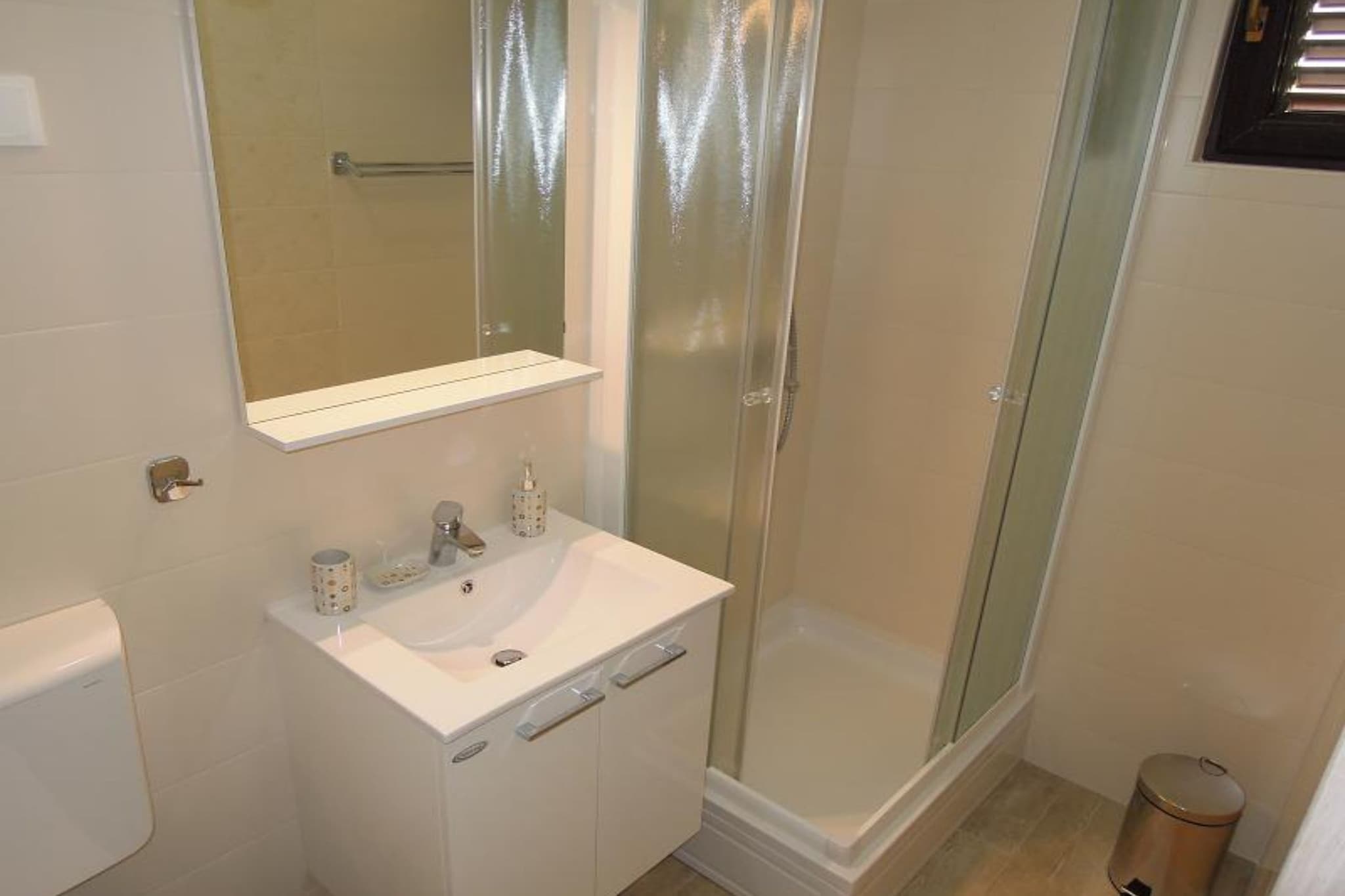 Cozy Retreat By The Sea Puntamika - Classic Two Bedroom Apartment with Terrace (owner B)-Badkamer