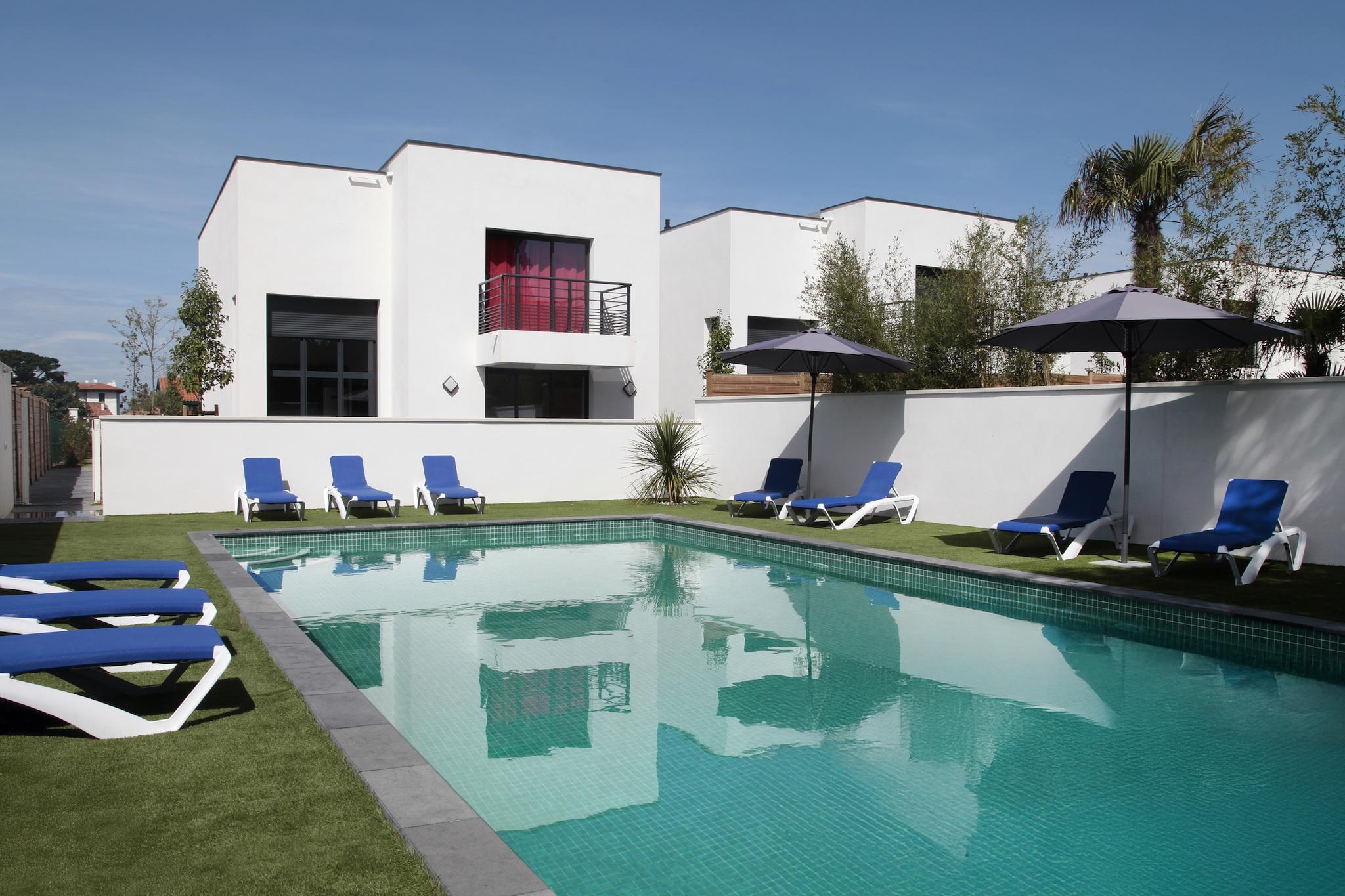 Ground floor: (Living room(TV, dining table, seating area), open kitchen(hob(ceramic), oven, microwave, dishwasher, fridge-freezer, dishes and cutlery), bedroom(double bed), bathroom(shower, washbasin, toilet))\n\nOn the 1st floor: (bedroom(single bed, single bed), bedroom(double bed), Bedroom with bathroom(double bed, shower, washbasin, toilet), bathroom(shower, washbasin, toilet))\n\nInternet access, tumble dryer, washing machine, balcony, terrace, garden furniture, parking, swimming pool(shared with other guests, outside, heated)