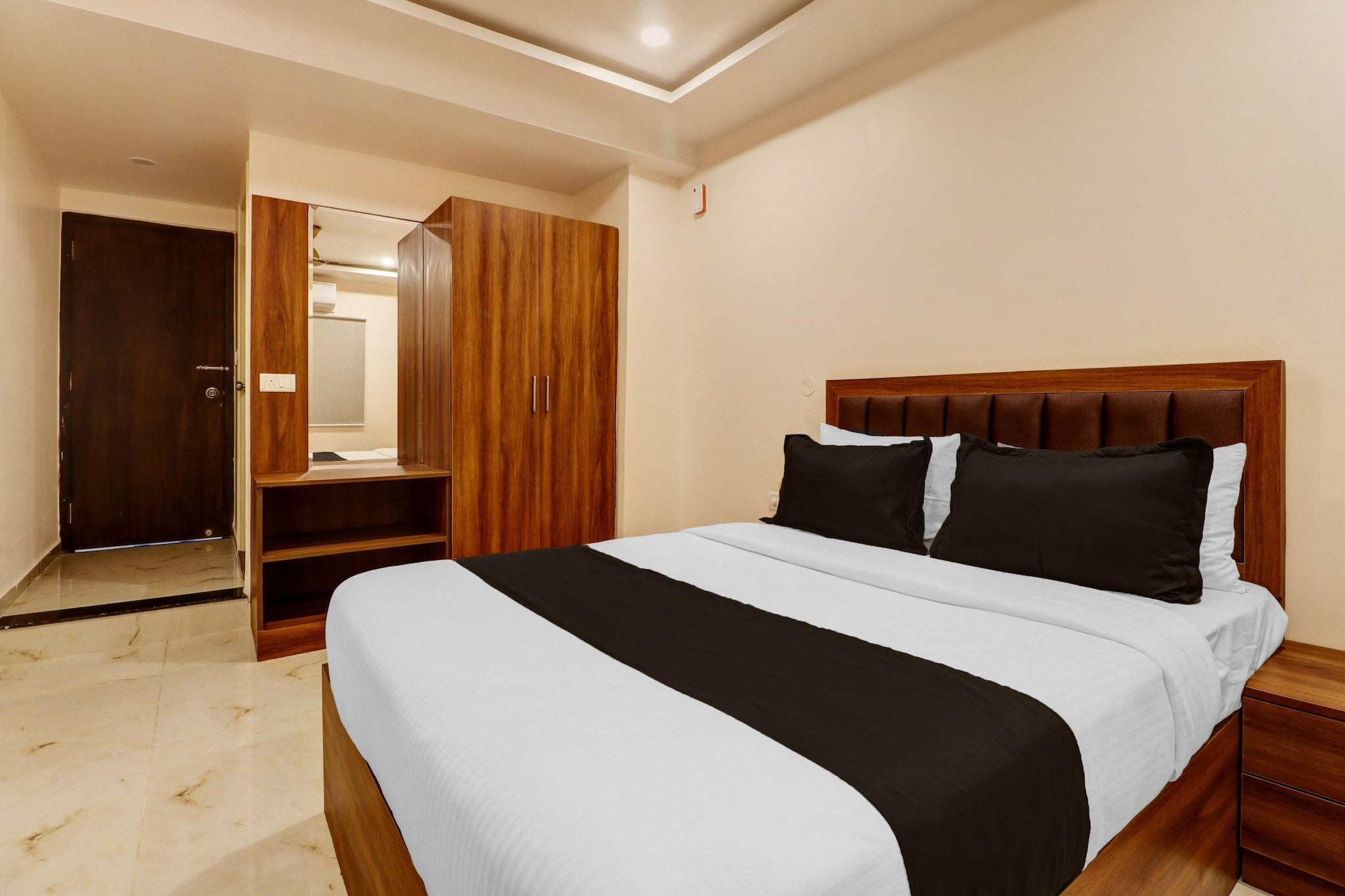 Ground floor: (bedroom(Parking, double bed, TV, seating area, bar, air conditioning, lift, telephone), bathroom(bathtub or shower, shower, washbasin, toilet, Towels incl., shampoo, body soap, hot water))