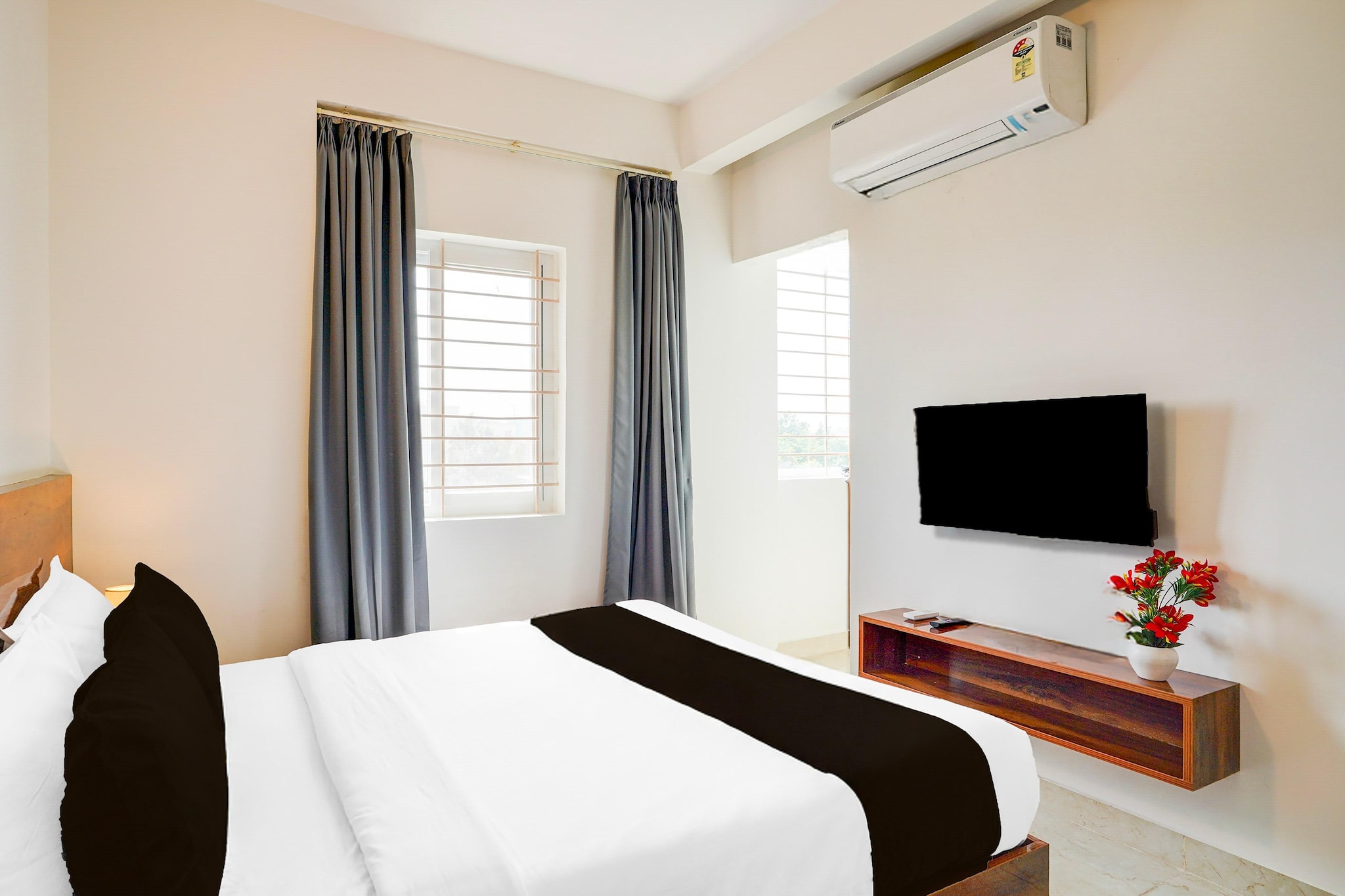 Comfortable Accommodations: Super Townhouse Hebbal Dasarahalli Formerly Otium Suites in Bangalore offers family rooms with air-conditioning, private bathrooms, work desks, and seating areas. Each room includes free toiletries, a bath or shower, TV, and tiled floors.

Essential Facilities: Guests enjoy free WiFi, a lift, 24-hour front desk, housekeeping service, room service, and luggage storage. Additional amenities include a work desk, seating area, TV, and wardrobe.

Prime Location: Located 28 km from Kempegowda International Airport, the hotel is near attractions such as Indian Institute of Science (9 km), Bangalore Palace (10 km), and Cubbon Park (13 km).
Early Check-In Policy: A full dayâ€™s room rate will be charged for check-ins before 6:00 AM. Complimentary early check-in is available between 6:00 AM and 10:00 AM, subject to room availability.
Check-in is only available to guests aged 18 and above. Please provide a government-issued ID to confirmÂ yourÂ age.