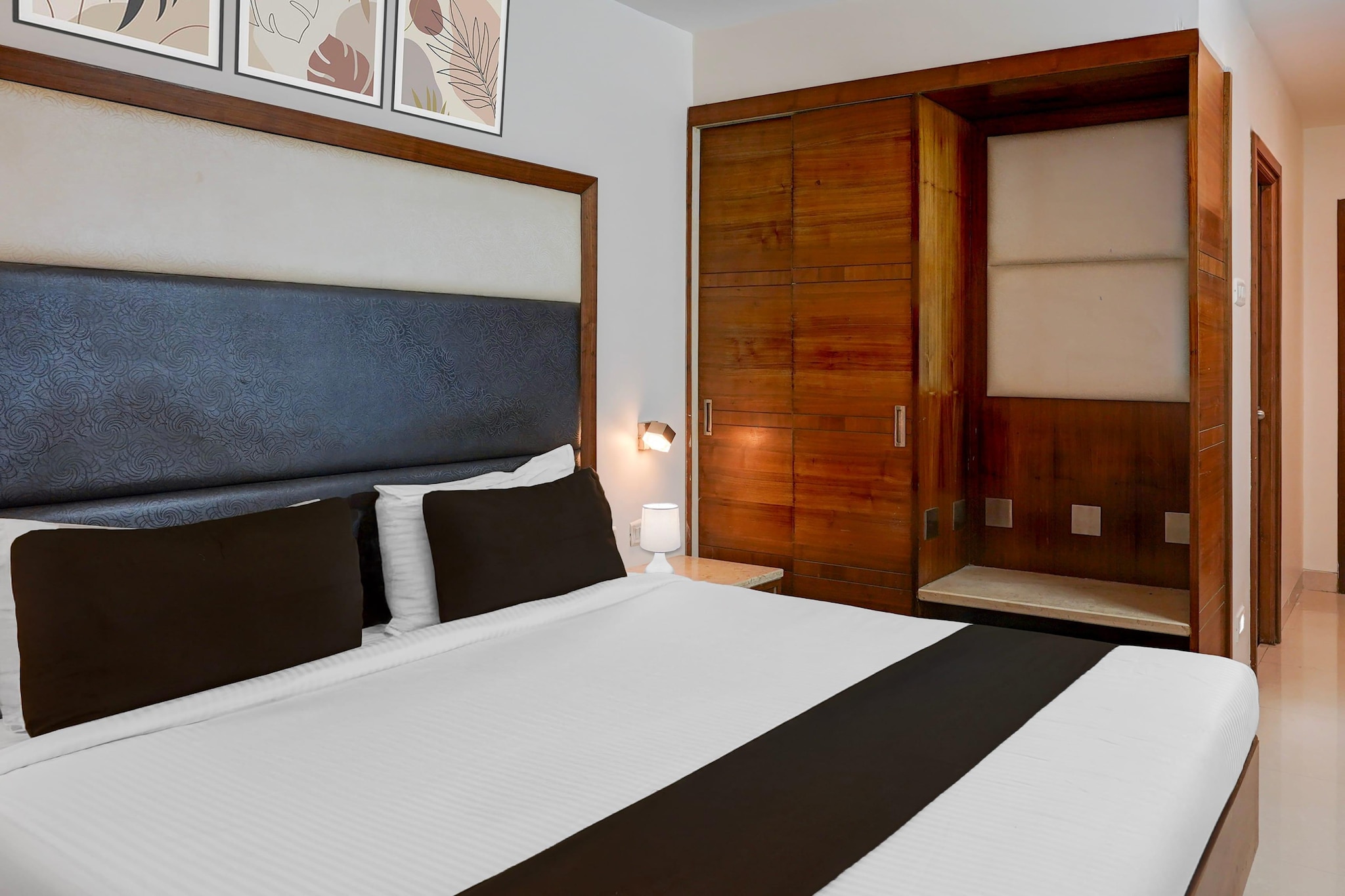 Ground floor: (bedroom(Parking, double bed, TV, seating area, air conditioning, lift, telephone), bathroom(bathtub or shower, shower, washbasin, toilet, Towels incl., shampoo, body soap, hot water))