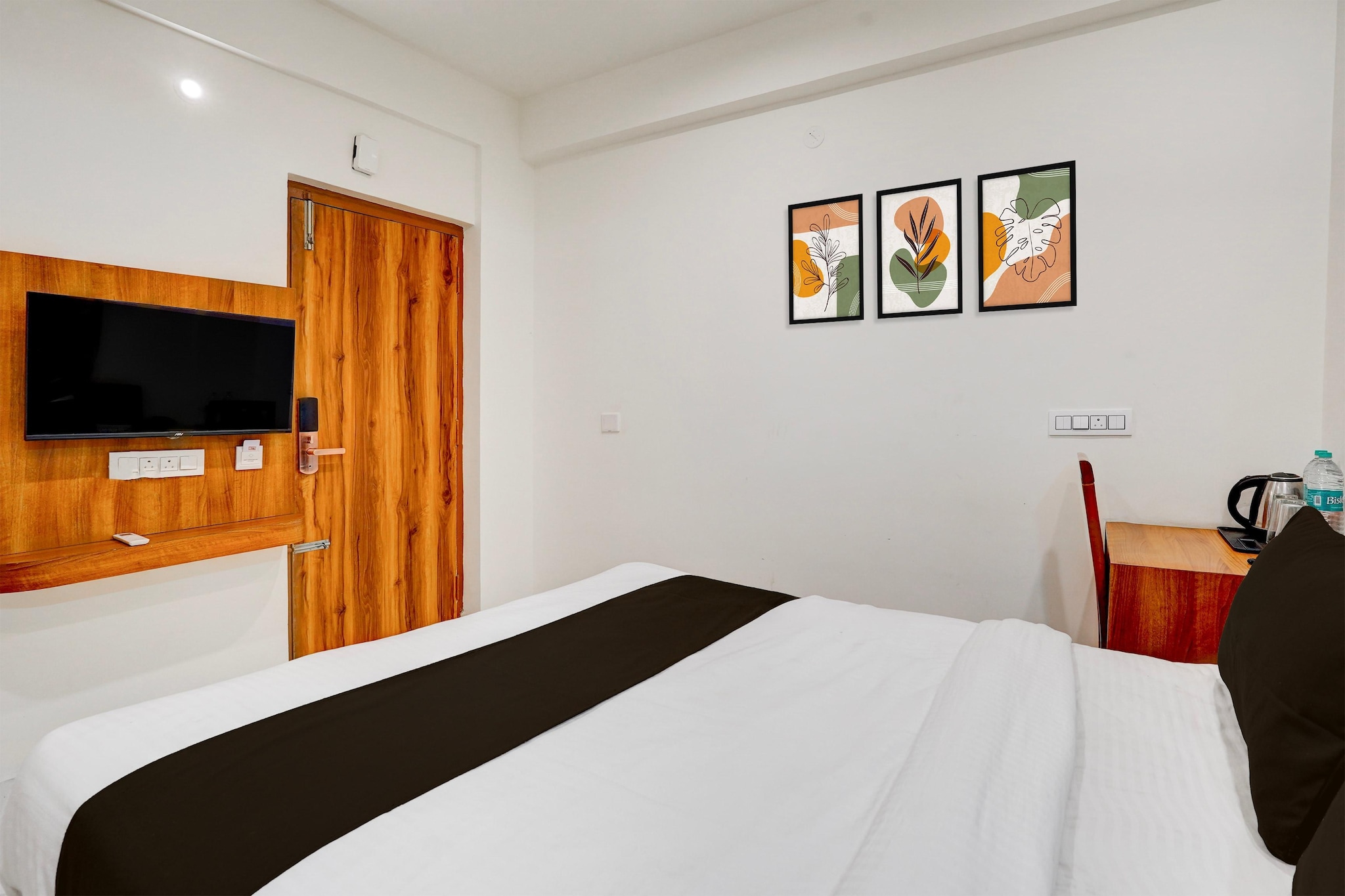 Set within 3.1 km of The Heritage Centre & Aerospace Museum and 12 km of Brigade Road, Townhouse Marathahalli KLM Fashion Mall Formerly Hotel Avenue offers rooms with air conditioning and a private bathroom in Bengaluru. This 3-star hotel offers room service and a 24-hour front desk. The hotel has family rooms.

All guest rooms at the hotel come with a seating area, a flat-screen TV with satellite channels and a private bathroom with free toiletries and a bath or shower. All rooms feature a desk.

Commercial Street is 13 km from Townhouse Marathahalli KLM Fashion Mall Formerly Hotel Avenue, while Forum Mall, Koramangala is 13 km from the property. Kempegowda International Airport is 43 km away.

Unmarried couples are warmly welcome at this property.
Guests with local ID proof are warmly welcome.

Early Check-In Policy: A full day’s room rate will be charged for check-ins before 6:00 AM. Complimentary early check-in is available between 6:00 AM and 10:00 AM, subject to room availability.

Check-in is only available to guests aged 18 and above. Please provide a government-issued ID to confirm your age.