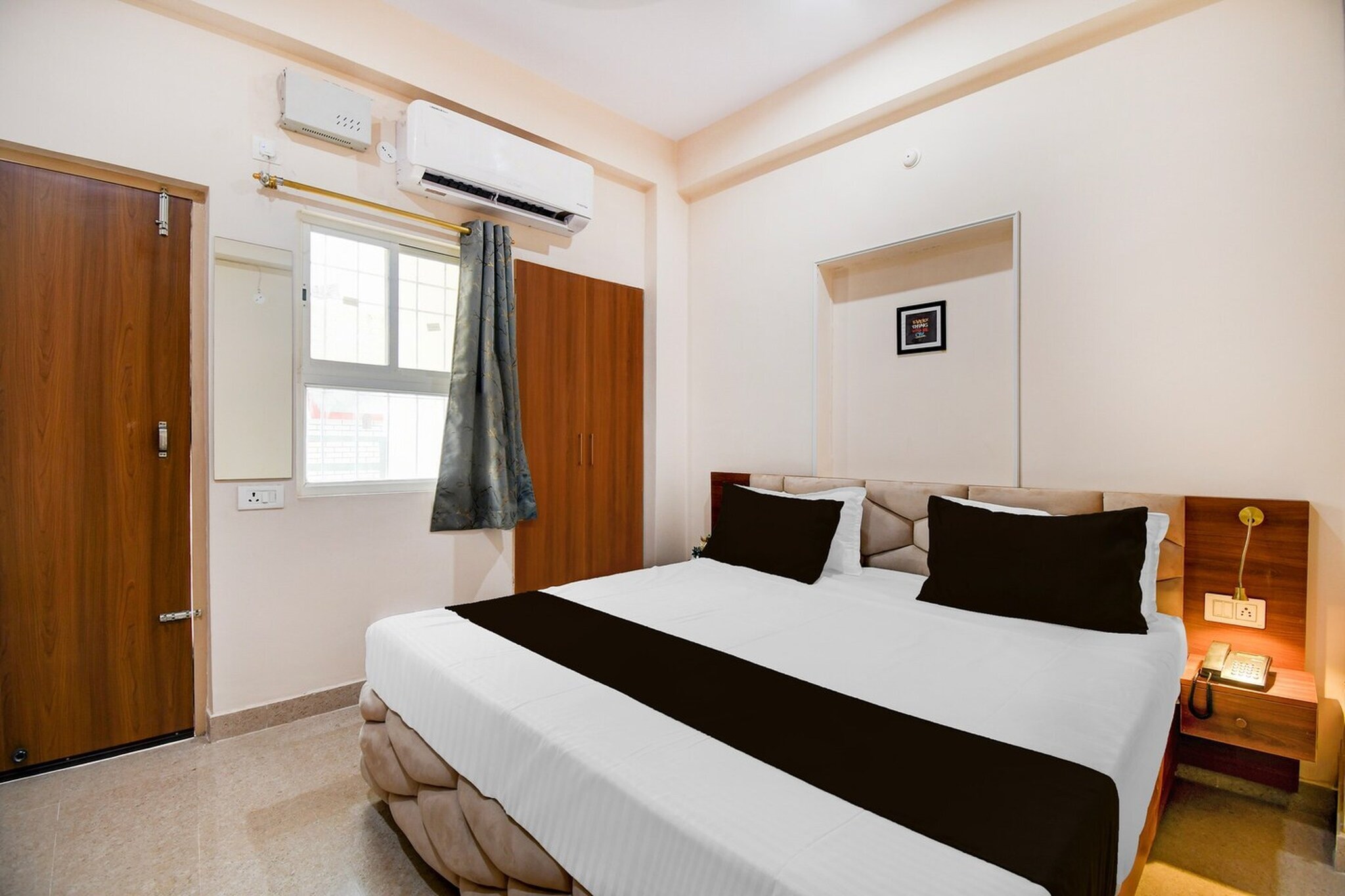 Comfortable Accommodations: Townhouse Bhagwat Nagar Formerly Hotel Karuna Palace in Patna offers family rooms with air-conditioning, private bathrooms, work desks, and free toiletries. Each room includes a TV, wardrobe, and tiled floors.
Dining Experience: The family-friendly restaurant serves Indian cuisine for lunch and dinner. Guests can enjoy meals in a welcoming ambience, complemented by free WiFi throughout the property.
Convenient Facilities: The hotel features a lift, 24-hour front desk, housekeeping service, room service, and luggage storage. Additional amenities include a seating area and a work desk.
Location and Attractions: Located 11 km from Jay Prakash Narayan Airport and 7 km from Patna Railway Station, the hotel provides easy access to local attractions.
Early Check-In Policy: A full day’s room rate will be charged for check-ins before 6:00 AM. Complimentary early check-in is available between 6:00 AM and 10:00 AM, subject to room availability.
Check-in is only available to guests aged 18 and above. Please provide a government-issued ID to confirm your age.