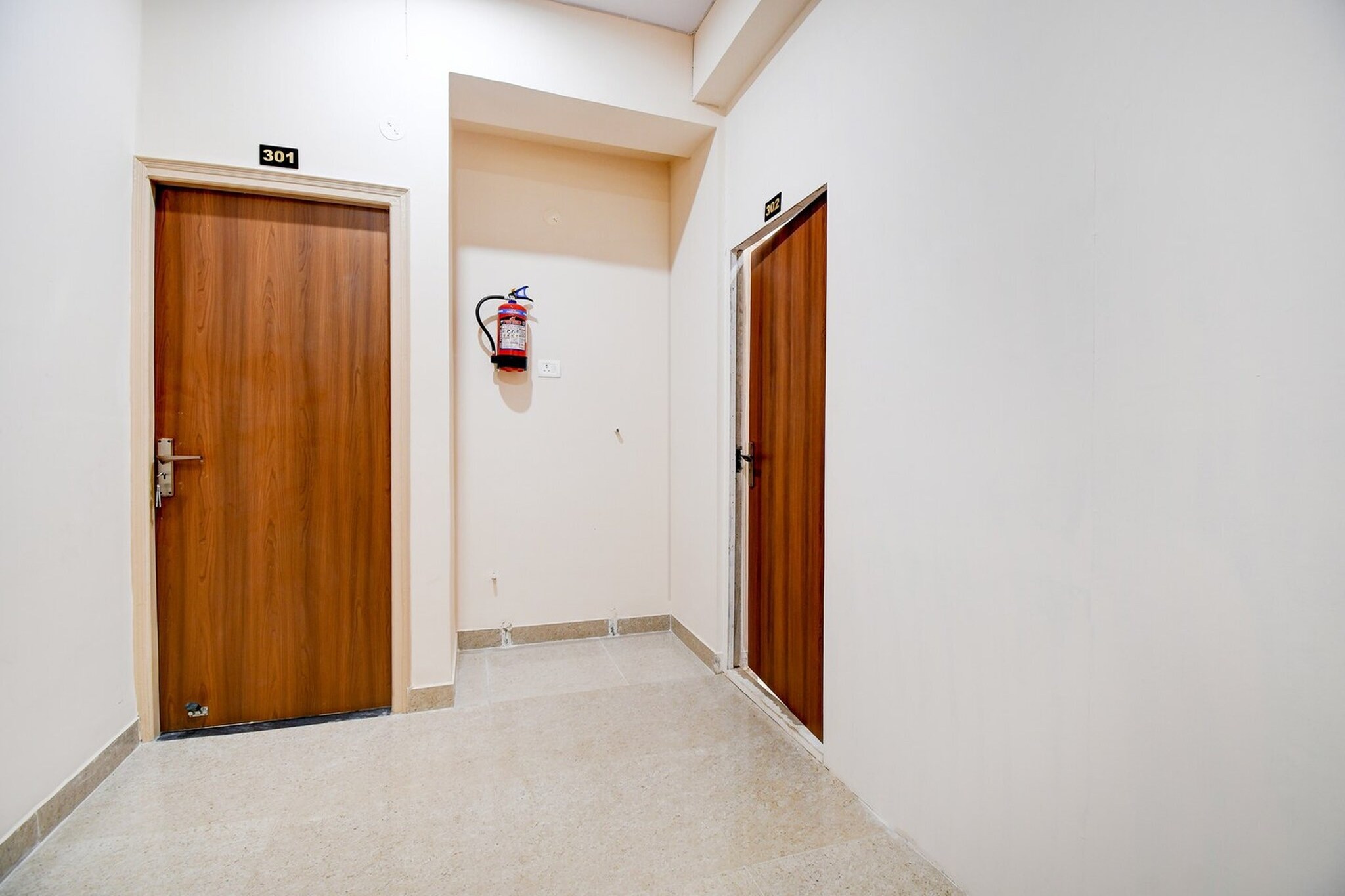 Ground floor: (bedroom(double bed, TV, seating area, air conditioning, lift, telephone), bathroom(bathtub or shower, shower, washbasin, toilet, Towels incl., shampoo, body soap, hot water), parking)
