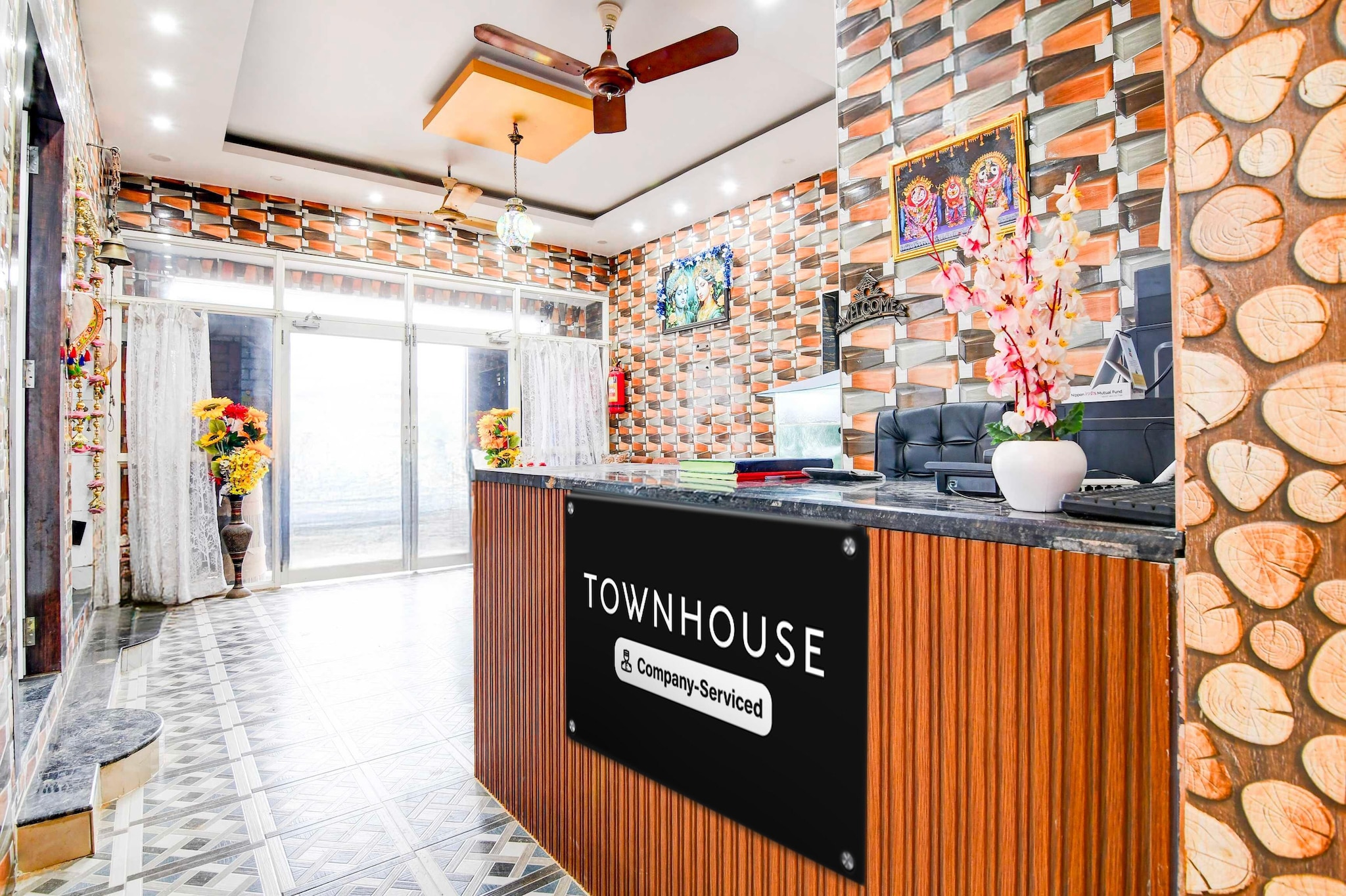 Ground floor: (bedroom(double bed, TV, seating area, air conditioning, lift, telephone, Floor mattress), bathroom(bathtub or shower, shower, washbasin, toilet, Towels incl., shampoo, body soap, hot water), parking)