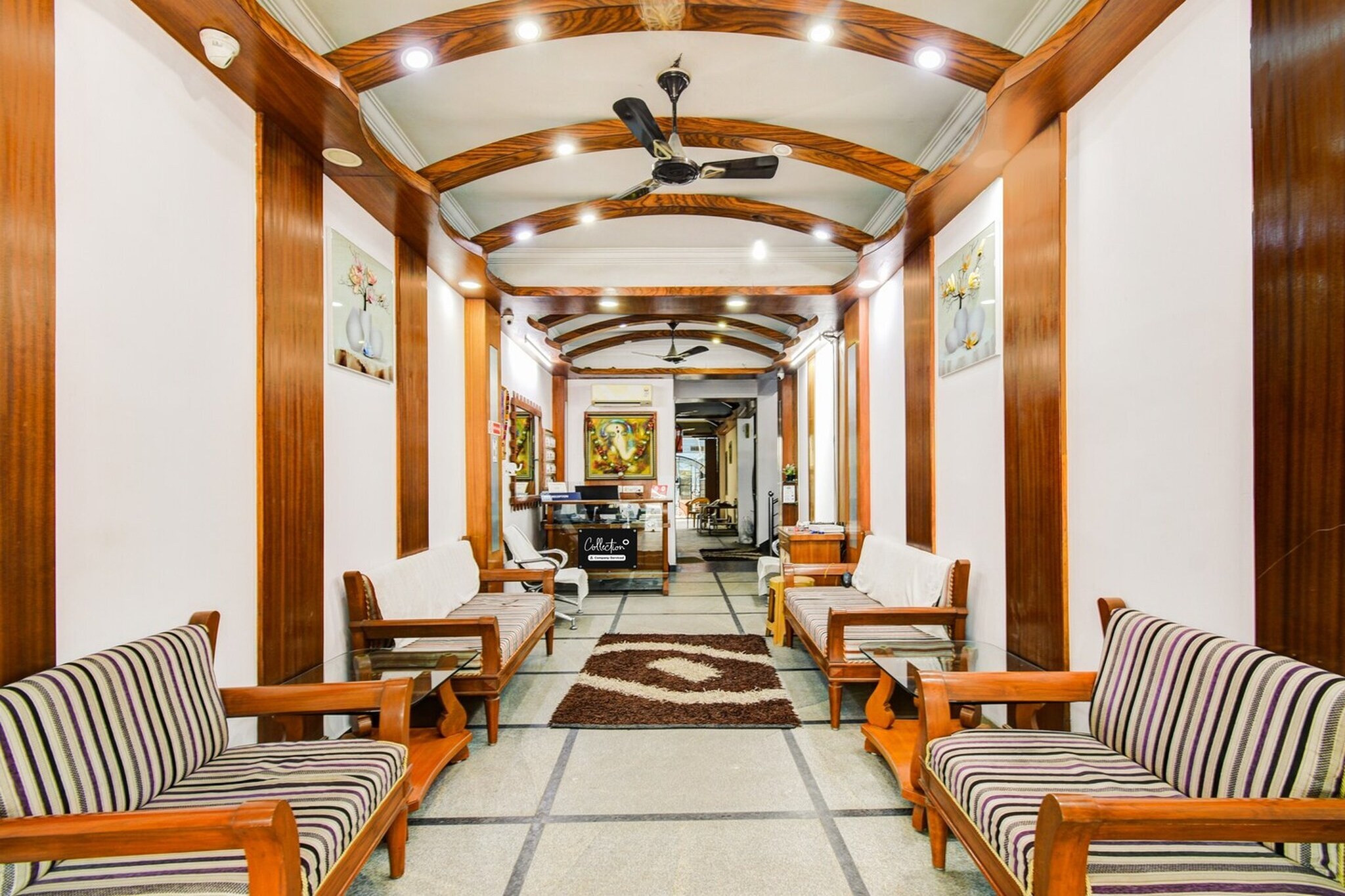 Ground floor: (bedroom(double bed, TV, seating area, air conditioning, lift, Laundry Package incl., telephone), bathroom(bathtub or shower, shower, washbasin, toilet, Towels incl., shampoo, body soap, hot water), Parking)