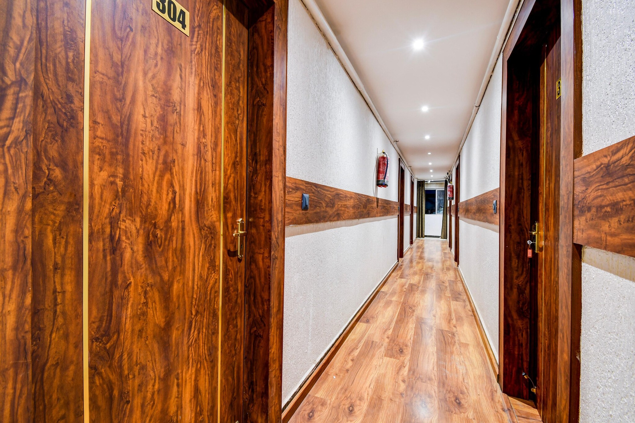 Ground floor: (bedroom(double bed, TV, seating area, air conditioning, telephone), bathroom(bathtub or shower, shower, washbasin, toilet, Towels incl., shampoo, body soap, hot water), parking)