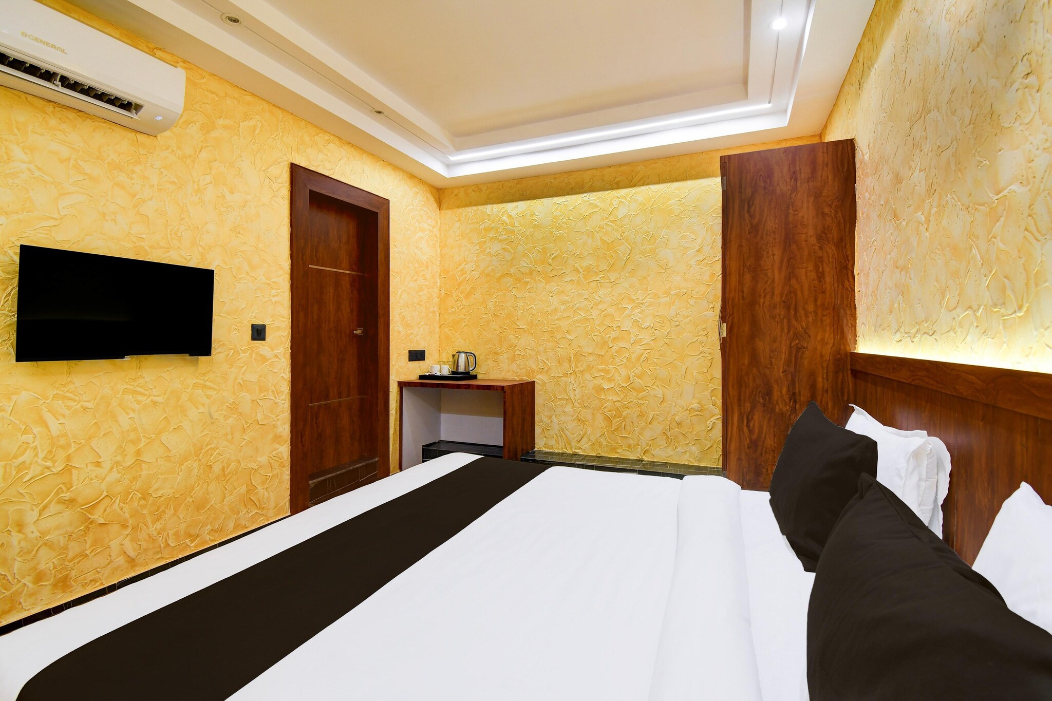 Comfortable Accommodations: Hotel O Prayagraj Junction Civil Line Formerly Station View in Prayagraj offers comfortable rooms with air-conditioning, private bathrooms, work desks, and seating areas. Each room includes free toiletries, a bath or shower, TV, and tiled floors.
Essential Facilities: Guests enjoy free WiFi, a 24-hour front desk, housekeeping service, family rooms, room service, and luggage storage. The hotel ensures a pleasant stay with its comprehensive amenities.
Convenient Location: Situated on Clive Road, the hotel is 211001 in Prayagraj. Reception staff speak Hindi, assisting guests with their needs.
Early Check-In Policy: A full day’s room rate will be charged for check-ins before 6:00 AM. Complimentary early check-in is available between 6:00 AM and 10:00 AM, subject to room availability.
Check-in is only available to guests aged 18 and above. Please provide a government-issued ID to confirm your age.