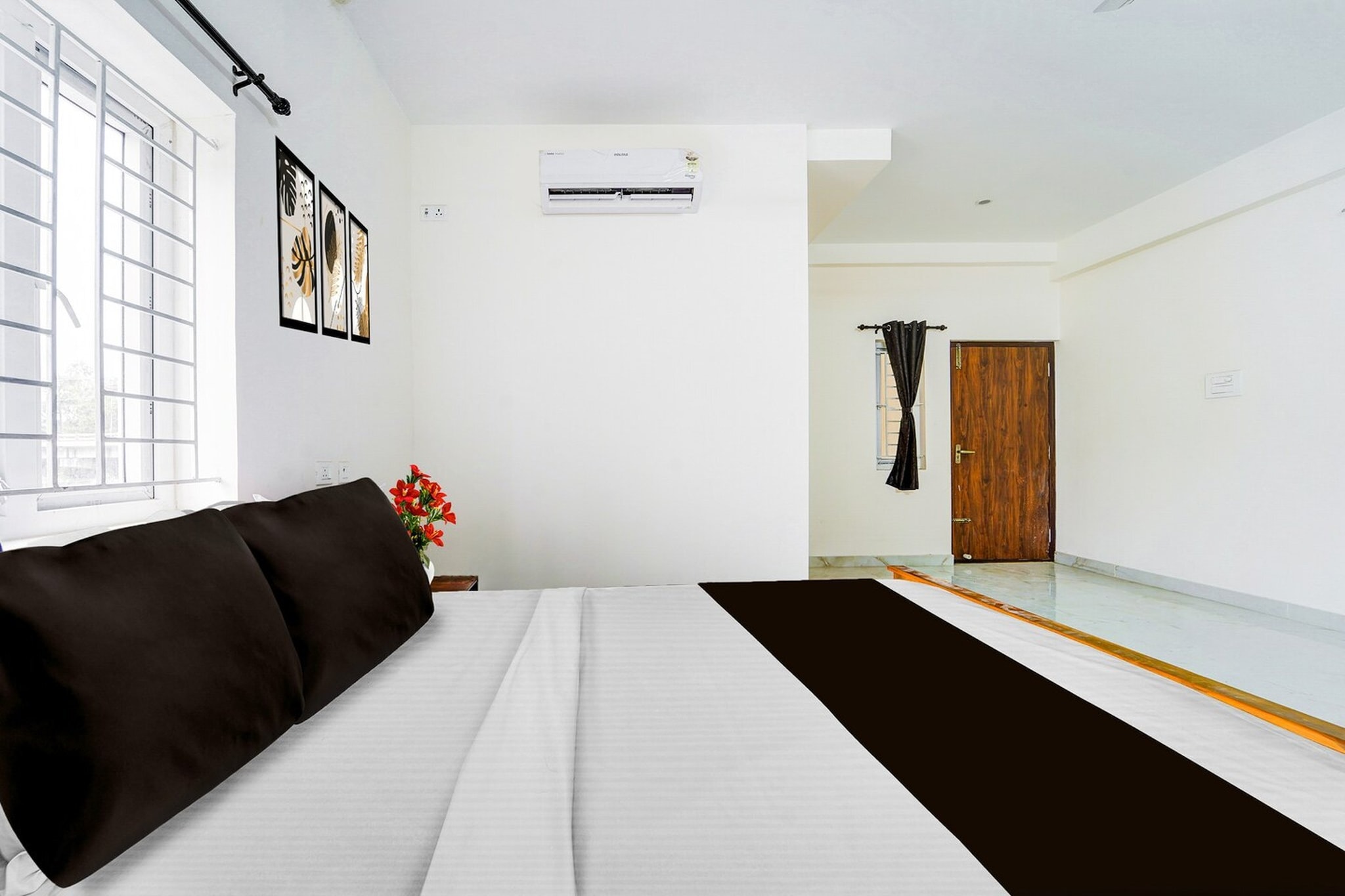 Comfortable Accommodations: Collection O RS Puram North Railway Station Formerly RG Residency in Coimbatore offers family rooms with air-conditioning, private bathrooms, work desks, and seating areas. Each room includes free WiFi, a TV, and free toiletries.
Convenient Facilities: Guests benefit from a lift, 24-hour front desk, housekeeping service, room service, and luggage storage. The hotel provides a work desk, tiled floors, and wardrobes for added comfort.
Prime Location: Located 13 km from Coimbatore International Airport, the hotel is 2.5 km from Coimbatore Junction and 10 km from Codissia Trade Fair Complex and Podanur Junction.
Early Check-In Policy: A full day’s room rate will be charged for check-ins before 6:00 AM. Complimentary early check-in is available between 6:00 AM and 10:00 AM, subject to room availability.
Check-in is only available to guests aged 18 and above. Please provide a government-issued ID to confirm your age.