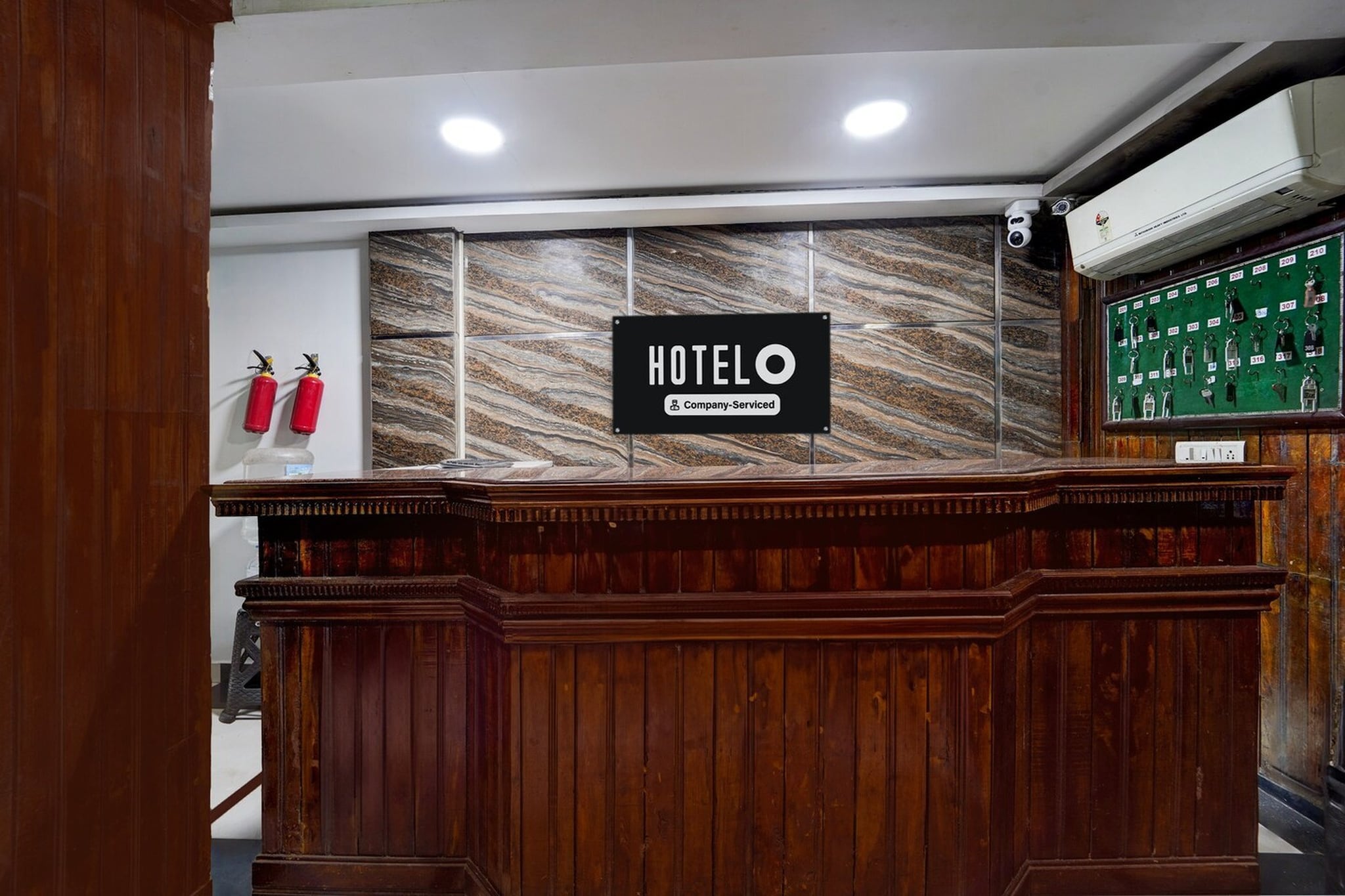 Ground floor: (bedroom(double bed, TV, seating area, air conditioning, lift, telephone), bathroom(bathtub or shower, shower, washbasin, toilet, Towels incl., shampoo, body soap, hot water), Parking)