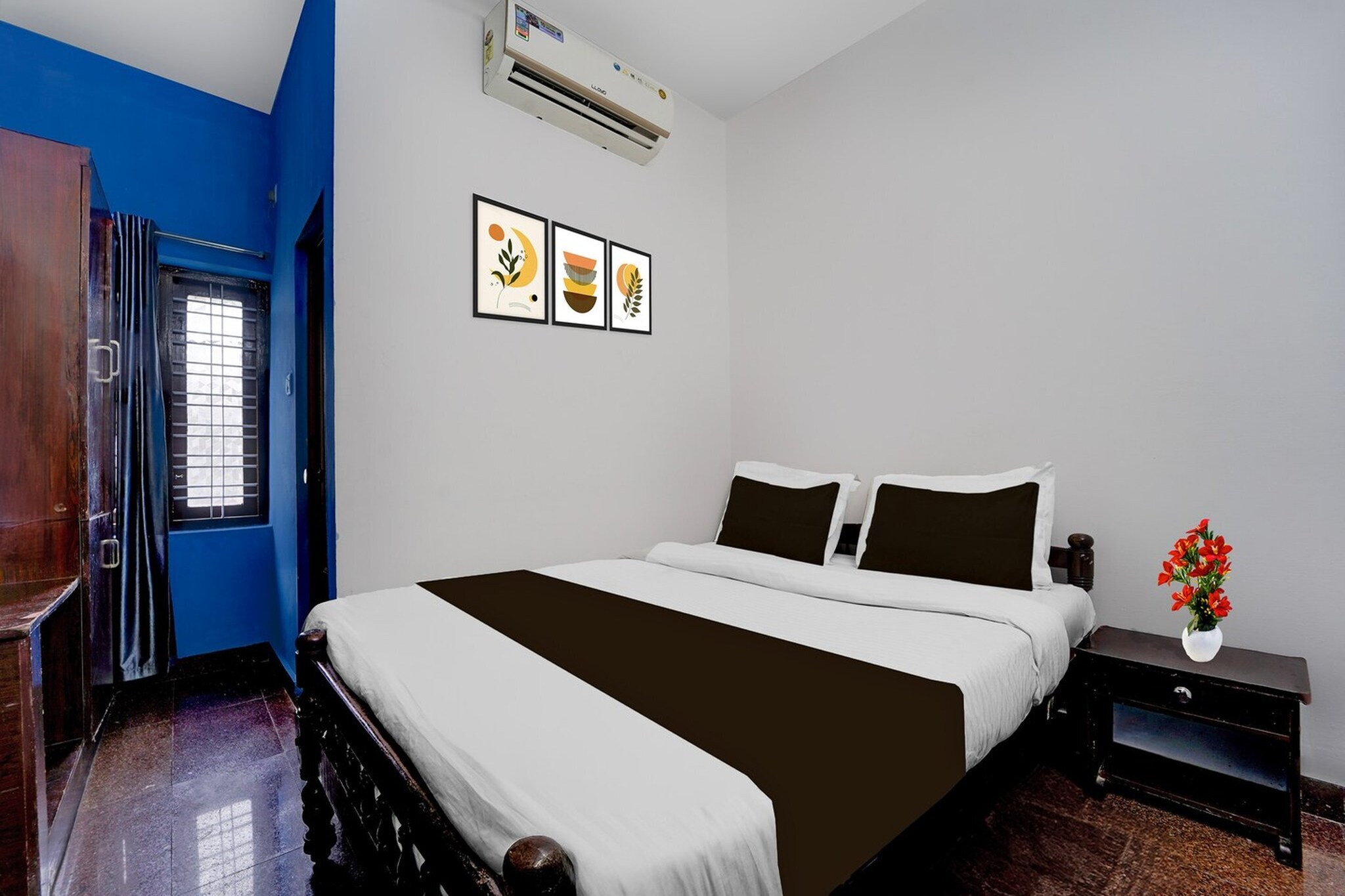 Situated within 2.9 km of Alleppey Beach and 1.2 km of Mullakkal Rajarajeswari Temple, Hotel O Alappuzha Near General Hospital Junction features rooms with air conditioning and a private bathroom in Alleppey. Among the facilities at this property are a shared kitchen and a shared lounge, along with free WiFi throughout the property. The accommodation provides room service, a 24-hour front desk and luggage storage for guests.
The rooms at the hotel are fitted with a seating area, a flat-screen TV with satellite channels and a private bathroom with free toiletries and a bath or shower. All guest rooms have a desk.
Alleppey Lighthouse is 2.7 km from Hotel O Alappuzha Near General Hospital Junction, while Alappuzha Railway Station is 3.4 km from the property. Cochin International Airport is 83 km away.
Early Check-In Policy: A full day’s room rate will be charged for check-ins before 6:00 AM. Complimentary early check-in is available between 6:00 AM and 10:00 AM, subject to room availability.
Check-in is only available to guests aged 18 and above. Please provide a government-issued ID to confirm your age.