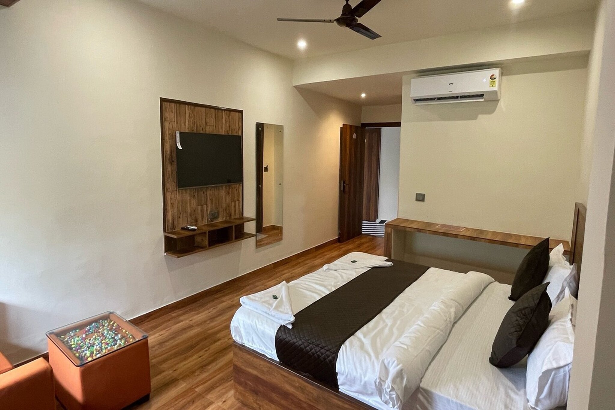 Ground floor: (bedroom(double bed, TV, seating area, air conditioning, lift, Towels incl., telephone), bathroom(bathtub or shower, shower, washbasin, toilet, shampoo, body soap, hot water))