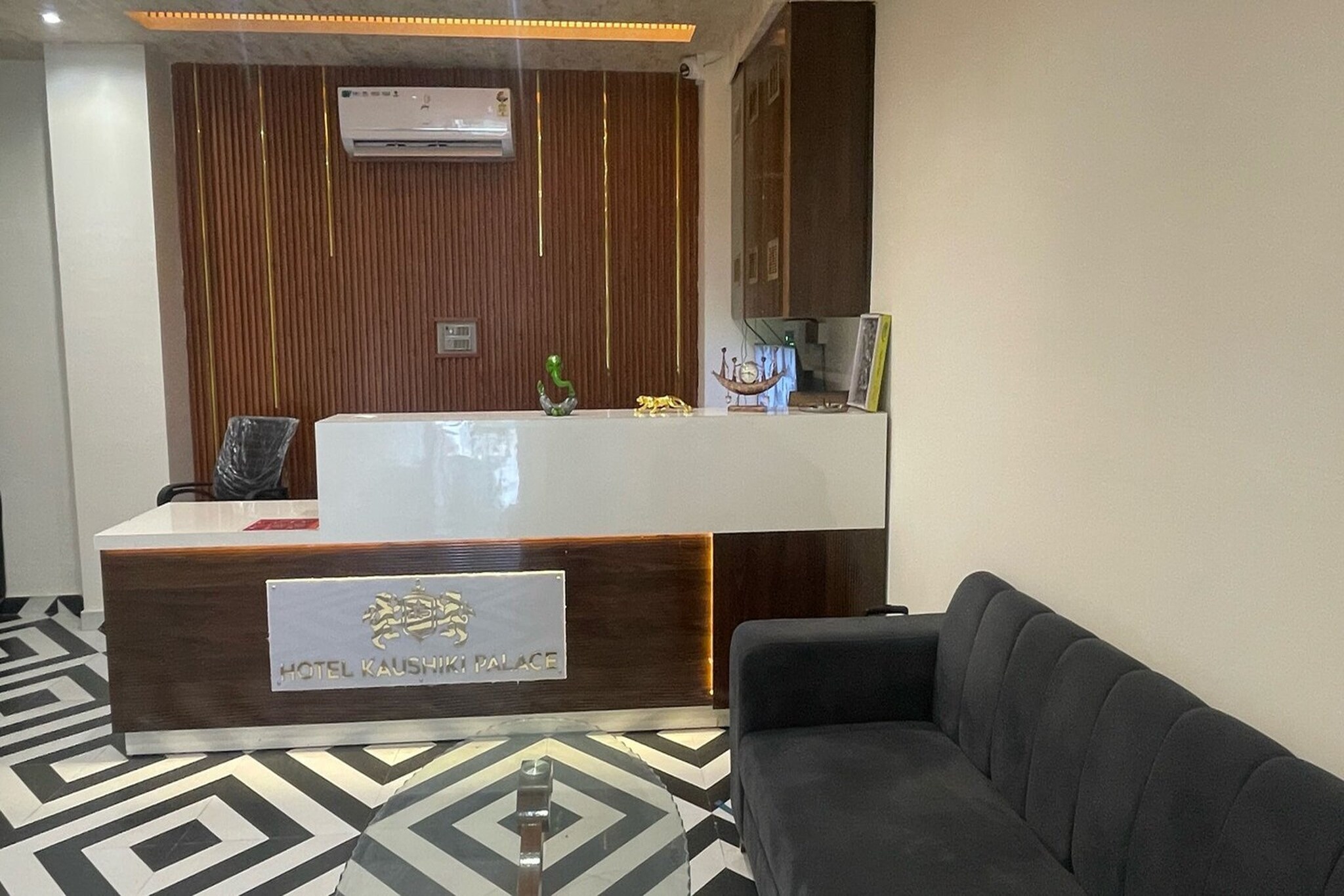 Comfortable Accommodations: Collection O Kanakpura Railway Junction Formerly Hotel Kaushiki in Jaipur offers family rooms with air-conditioning, private bathrooms, and free WiFi. Each room includes a work desk, seating area, TV, and free toiletries.
Convenient Facilities: Guests benefit from a lift, 24-hour front desk, housekeeping service, room service, and luggage storage. The hotel provides a comfortable environment with tiled floors and wardrobes.
Prime Location: Located near Khirni Phatak, the hotel is 30 km from Jaipur Airport and 10 km from Jaipur Railway Junction. Nearby attractions include the Amar Nagar A market and the Khirni Phatak Khatipura.
Early Check-In Policy: A full day’s room rate will be charged for check-ins before 6:00 AM. Complimentary early check-in is available between 6:00 AM and 10:00 AM, subject to room availability.
Check-in is only available to guests aged 18 and above. Please provide a government-issued ID to confirm your age.