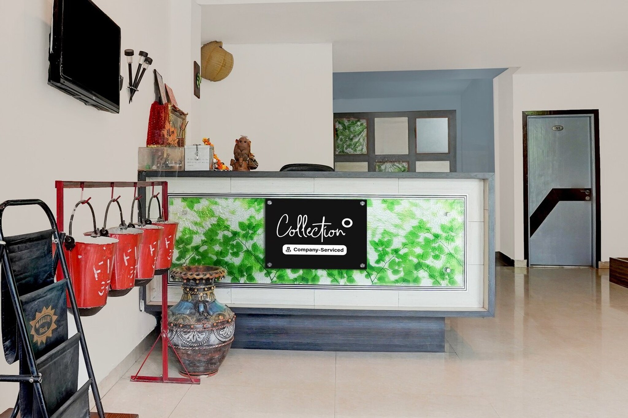 Ground floor: (bedroom(double bed, TV, seating area, air conditioning, lift, Towels incl., telephone, Floor mattress), bathroom(bathtub or shower, shower, washbasin, toilet, shampoo, body soap, hot water), parking)