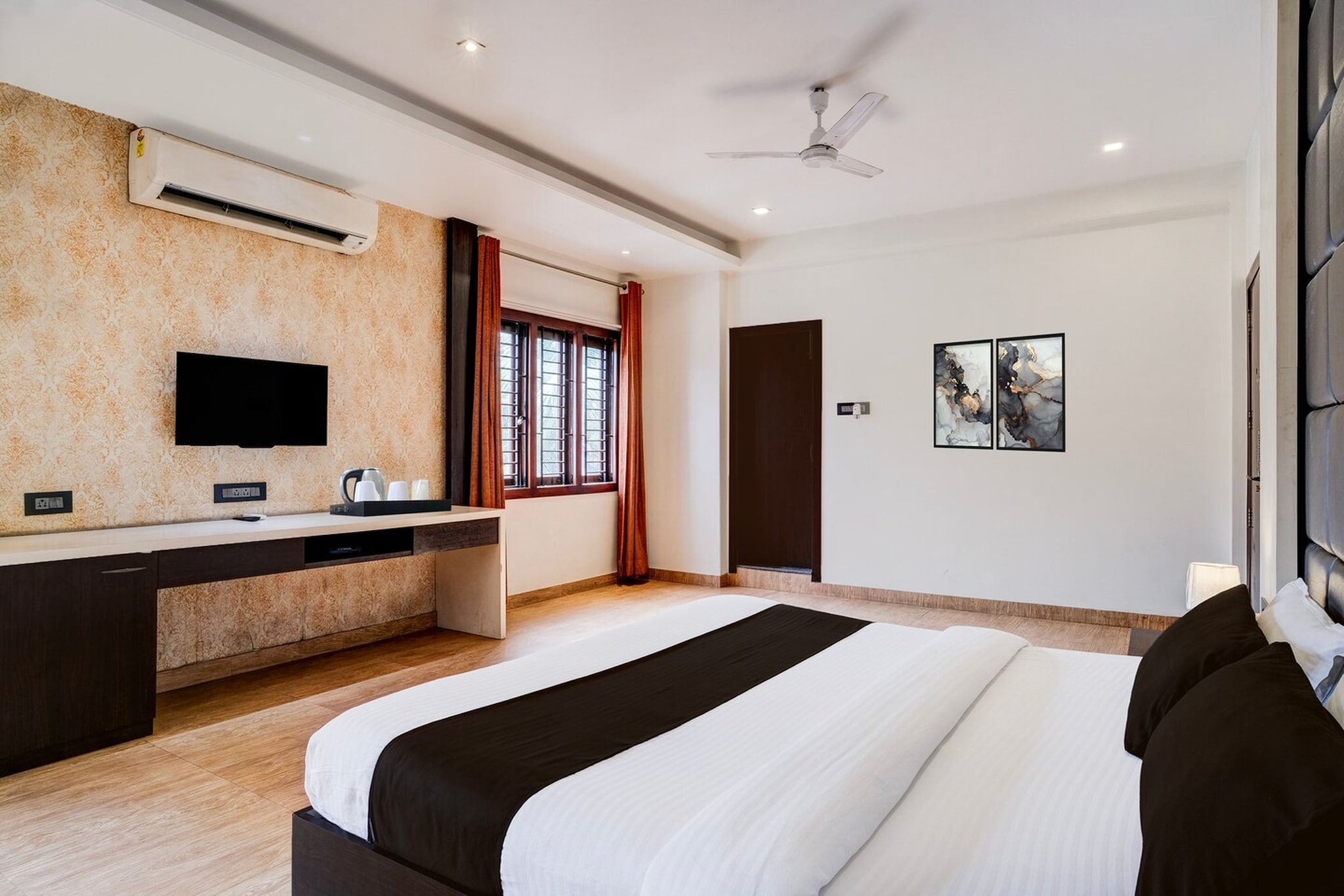 Located within 6.7 km of Kamakhya Temple and 700 metres of Guwahati Station, Townhouse OAK Guwahati Railway Station Formerly Niharika Guest House provides rooms with air conditioning and a private bathroom in Guwahati. Among the facilities at this property are a shared kitchen and a shared lounge, along with free WiFi throughout the property. The accommodation offers room service, a 24-hour front desk and luggage storage for guests.
All units at the hotel are equipped with a seating area, a flat-screen TV with satellite channels and a private bathroom with free toiletries and a bath or shower. The units include a desk.
Popular points of interest near Townhouse OAK Guwahati Railway Station Formerly Niharika Guest House include Umananda Temple, ISKCON Guwahati and Assam State Museum. Lokpriya Gopinath Bordoloi International Airport is 18 km away.
Early Check-In Policy: A full day’s room rate will be charged for check-ins before 6:00 AM. Complimentary early check-in is available between 6:00 AM and 10:00 AM, subject to room availability.
Check-in is only available to guests aged 18 and above. Please provide a government-issued ID to confirm your age.