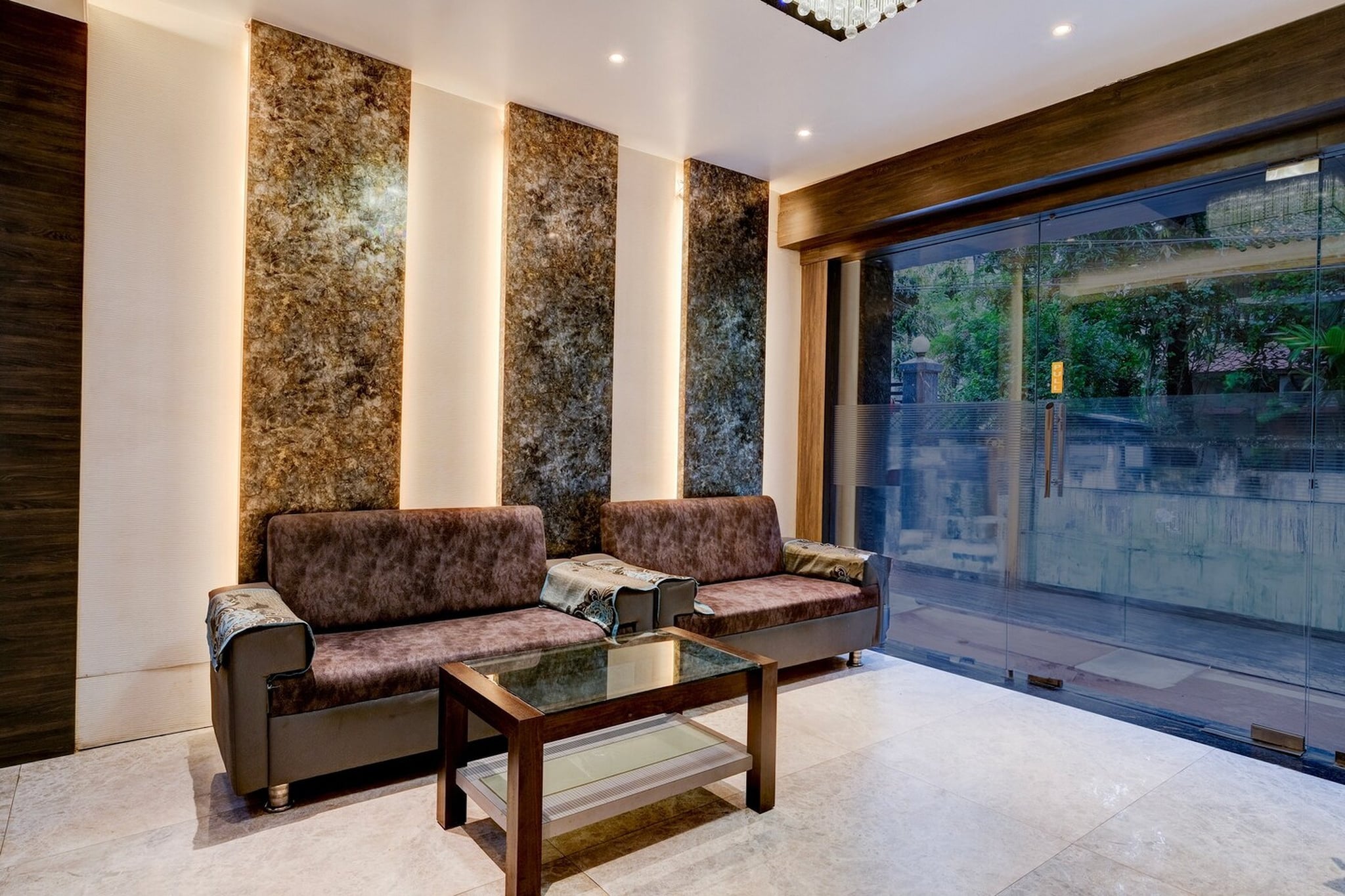 Ground floor: (bedroom(Parking, double bed, TV, seating area, electric kettle, air conditioning, lift, Towels incl., telephone, Floor mattress), bathroom(bathtub or shower, shower, washbasin, toilet, shampoo, body soap, hot water), parking)