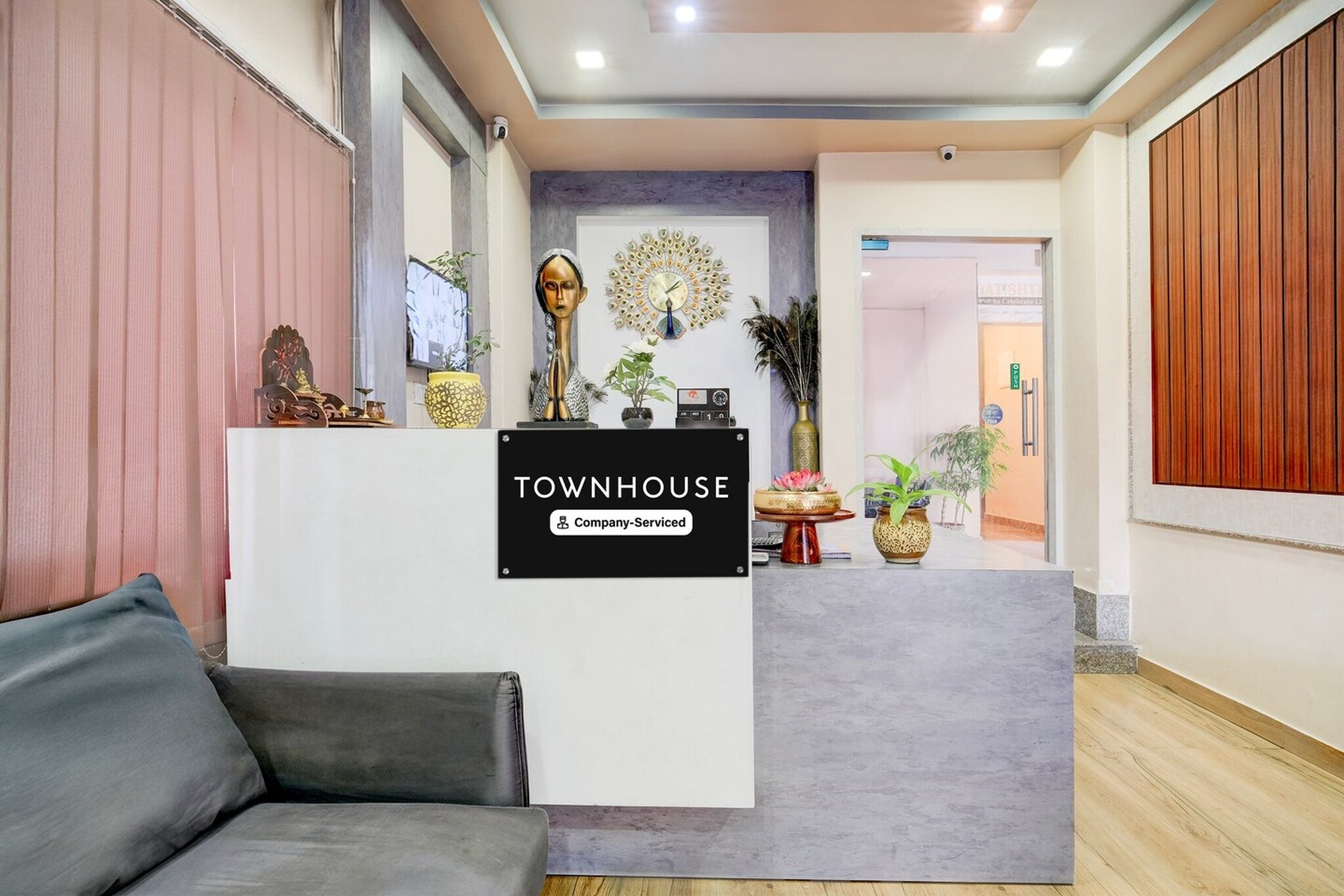 Ground floor: (bedroom(double bed, TV, seating area, air conditioning, lift, Towels incl., telephone), bathroom(bathtub or shower, shower, washbasin, toilet, shampoo, body soap, hot water), parking)