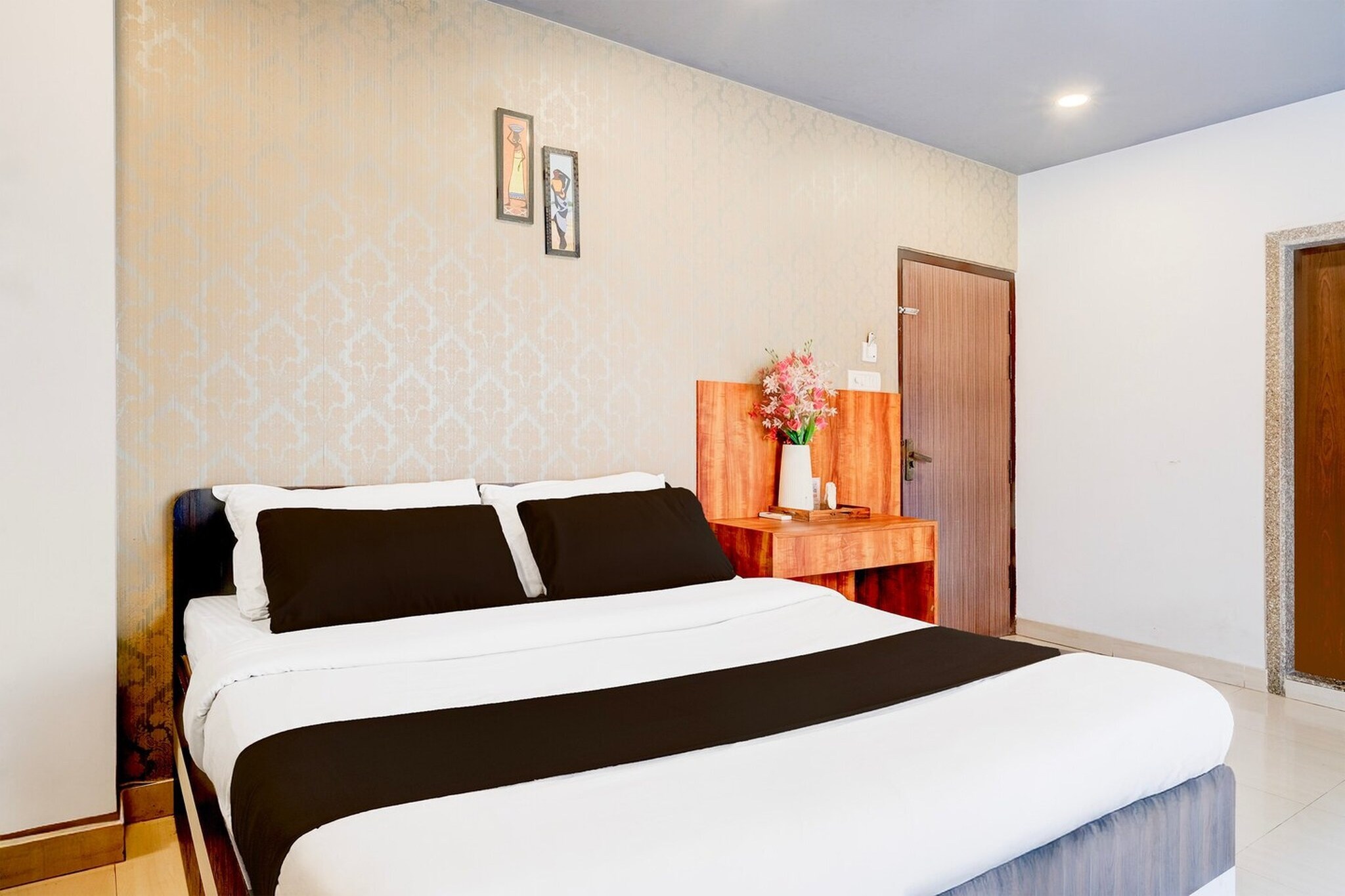 Townhouse Beltola Tiniali Formerly Hotel Pratishtha is situated in Dispur, within 15 km of Kamakhya Temple and 4.7 km of Indira Gandhi Athletic Stadium. Featuring a shared lounge, the 3-star hotel has air-conditioned rooms with free WiFi, each with a private bathroom. The accommodation features a shared kitchen and room service for guests.

The rooms at the hotel are fitted with a seating area and a flat-screen TV with satellite channels. All guest rooms have a desk.

À la carte and continental breakfast options are available at Townhouse Beltola Tiniali Formerly Hotel Pratishtha.

Languages spoken at the reception include English and Hindi.

ISKCON Guwahati is 8 km from the accommodation, while Guwahati Zoo is 8.8 km from the property. Lokpriya Gopinath Bordoloi International Airport is 27 km away.
Early Check-In Policy: A full day’s room rate will be charged for check-ins before 6:00 AM. Complimentary early check-in is available between 6:00 AM and 10:00 AM, subject to room availability.

Check-in is only available to guests aged 18 and above. Please provide a government-issued ID to confirm your age.
