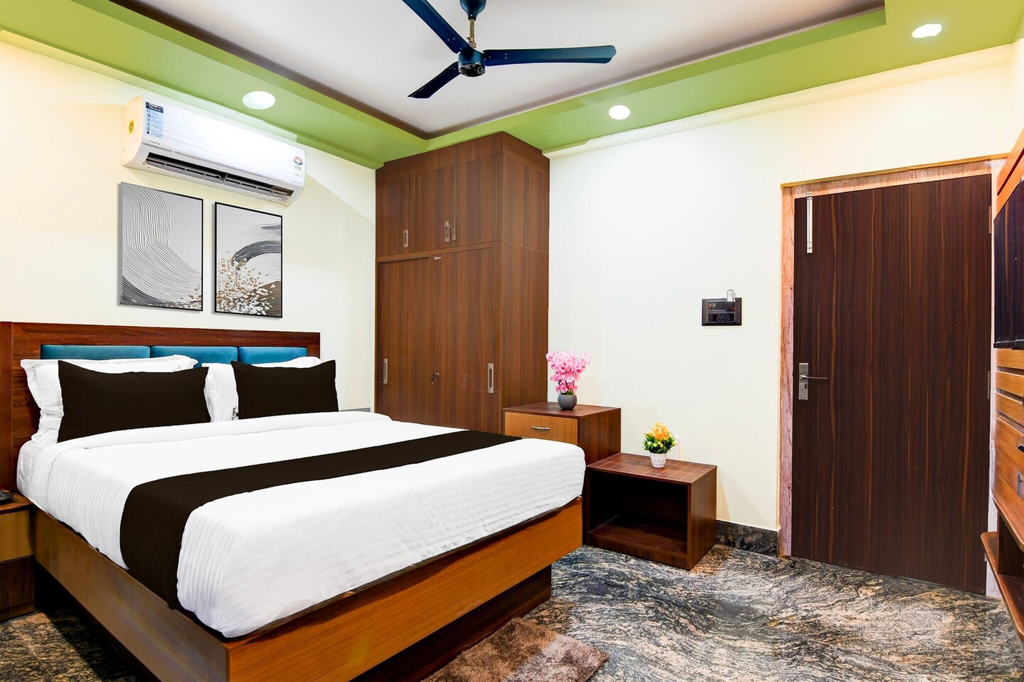 Townhouse AIIMS Kolkata Formerly Tanishq Inn is offering accommodation in Kalyani. This 2-star hotel offers room service, a 24-hour front desk and free WiFi. The hotel has family rooms.
All guest rooms at the hotel come with a seating area, a flat-screen TV with satellite channels and a private bathroom with free toiletries and a bath or shower. The units at Townhouse AIIMS Kolkata Formerly Tanishq Inn feature air conditioning and a desk.
Netaji Subhash Chandra Bose International Airport is 36 km from the property.
Apologies, but we are currently unable to host foreign nationals at this property.
We’re sorry, but we are unable to accommodate unmarried couples at this property.
Early Check-In Policy: A full day’s room rate will be charged for check-ins before 6:00 AM. Complimentary early check-in is available between 6:00 AM and 10:00 AM, subject to room availability.
Check-in is only available to guests aged 18 and above. Please provide a government-issued ID to confirm your age.