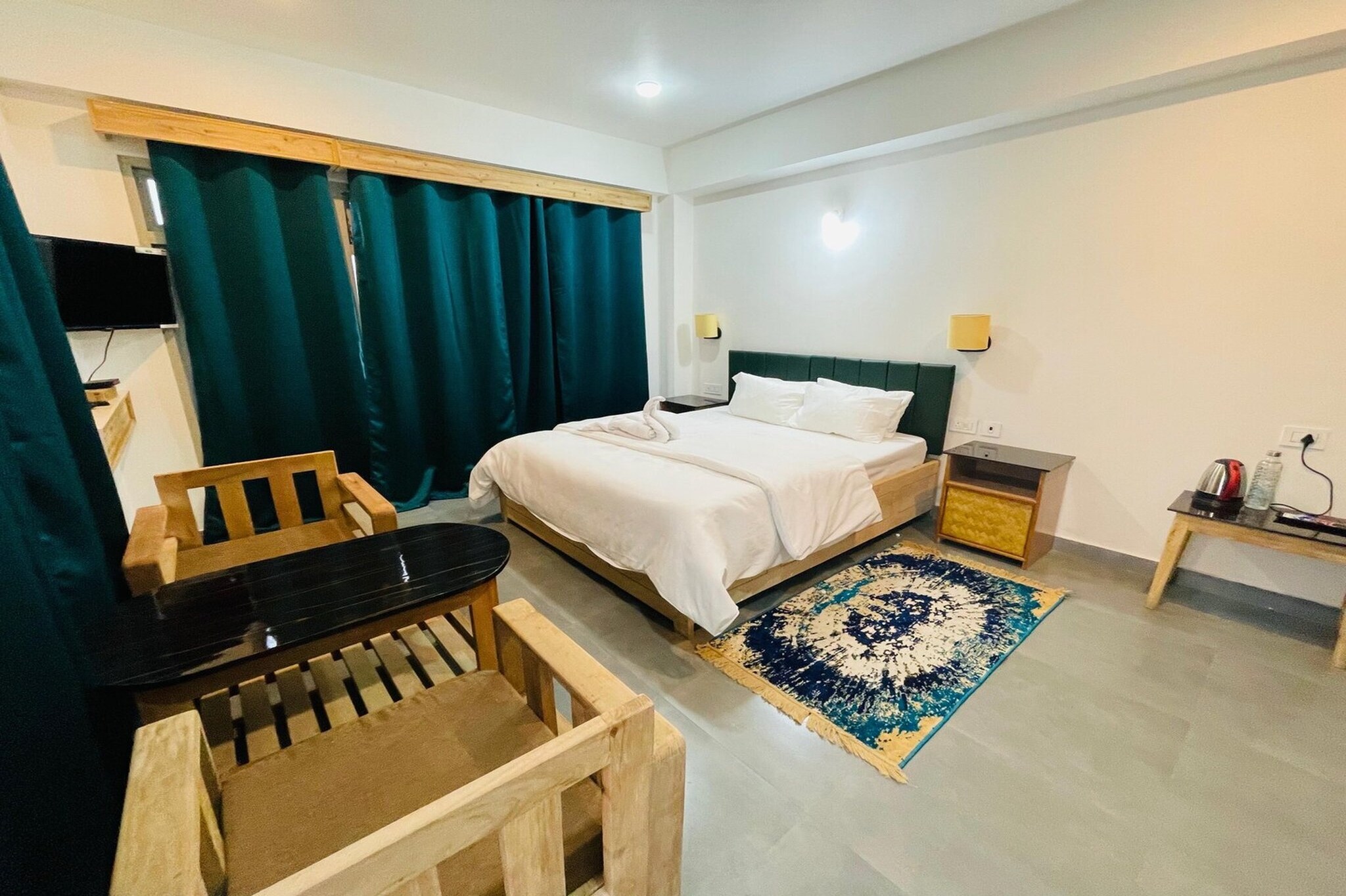 Townhouse Pelling Kanchenjunga Mountain View features accommodation in Pelling. This 4-star hotel offers room service, a 24-hour front desk and free WiFi. The hotel has family rooms.
The rooms at the hotel are fitted with a seating area, a flat-screen TV with satellite channels and a private bathroom with free toiletries and a bath or shower. The units at Townhouse Pelling Kanchenjunga Mountain View have air conditioning and a desk.
Pakyong Airport is 122 km from the property.
Early Check-In Policy: A full day’s room rate will be charged for check-ins before 6:00 AM. Complimentary early check-in is available between 6:00 AM and 10:00 AM, subject to room availability.