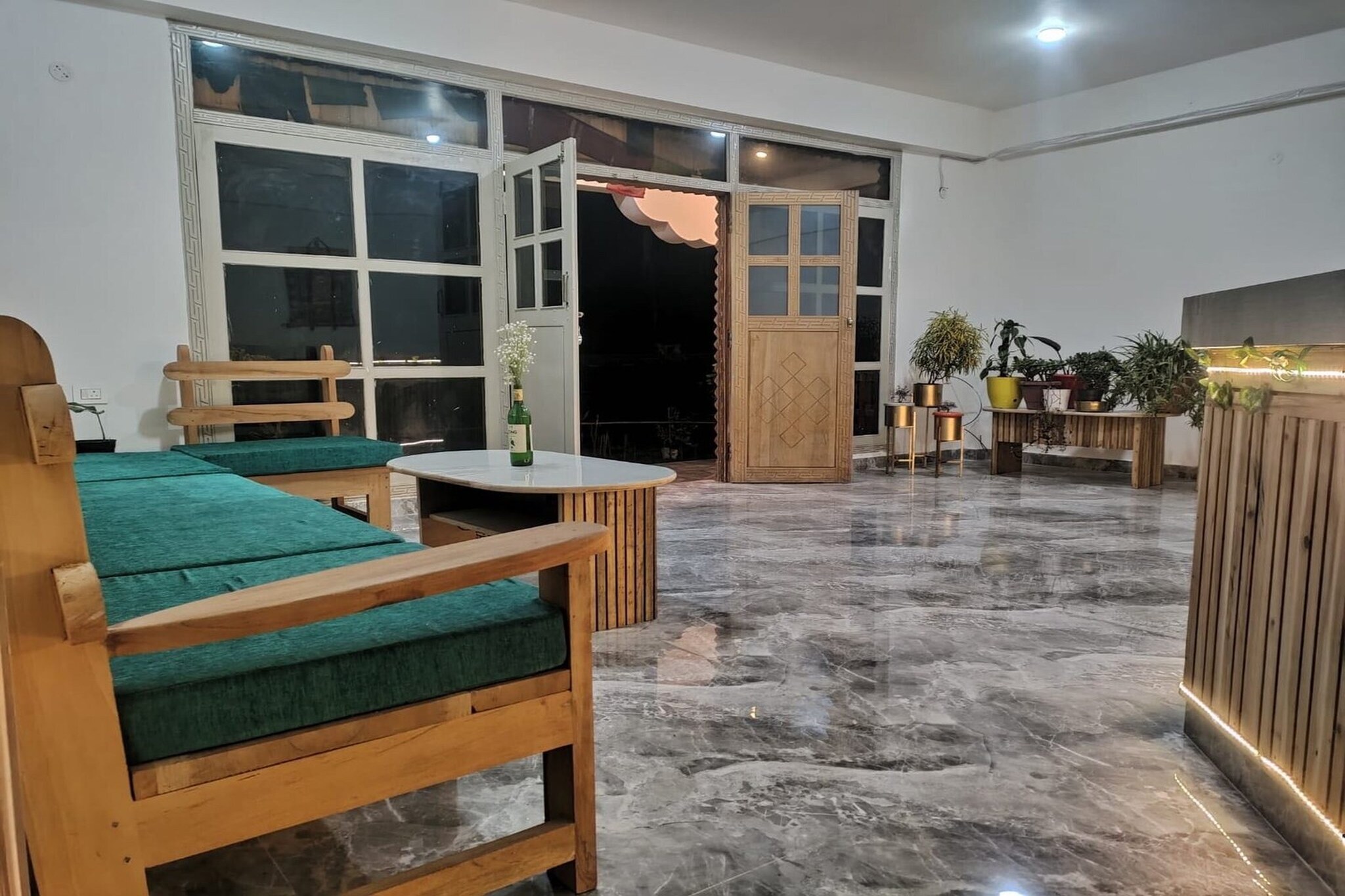 Ground floor: (bedroom(double bed, TV, seating area, air conditioning, Towels incl., telephone), bathroom(bathtub or shower, shower, washbasin, toilet, shampoo, body soap, hot water))