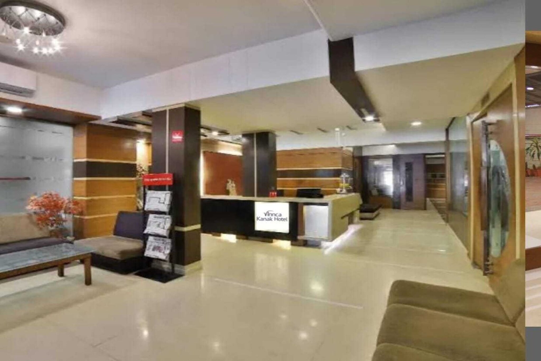 Ground floor: (bedroom(double bed, TV, seating area, air conditioning, Towels incl., telephone), bathroom(bathtub or shower, shower, washbasin, toilet, shampoo, body soap, hot water), Parking, lift)