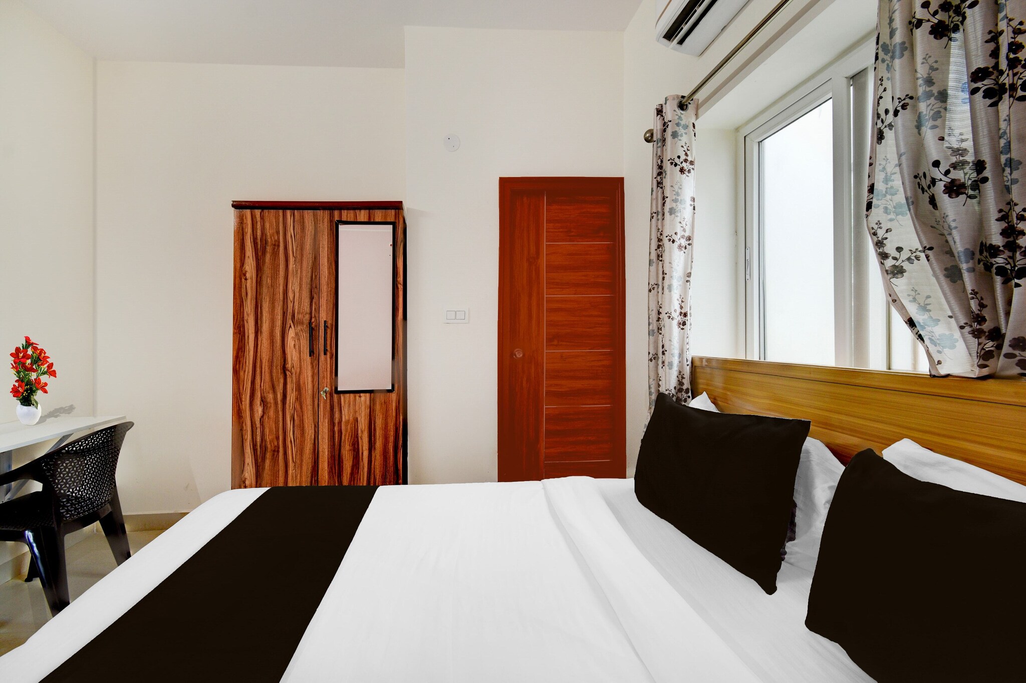 Enjoy a comfortable and hassle-free experience at our thoughtfully designed property. Each room is equipped with modern amenities, cozy bedding, and elegant decor to make you feel right at home. Located conveniently with easy access to public transport and major attractions, it's perfect for both business and leisure travelers. Cleanliness and guest comfort are our top priorities, and our team is available 24/7 to assist you throughout your stay.

Early Check-In Policy: A full day’s room rate will be charged for check-ins before 6:00 AM. Complimentary early check-in is available between 6:00 AM and 10:00 AM, subject to room availability.

Check-in is only available to guests aged 18 and above. Please provide a government-issued ID to confirm your age.