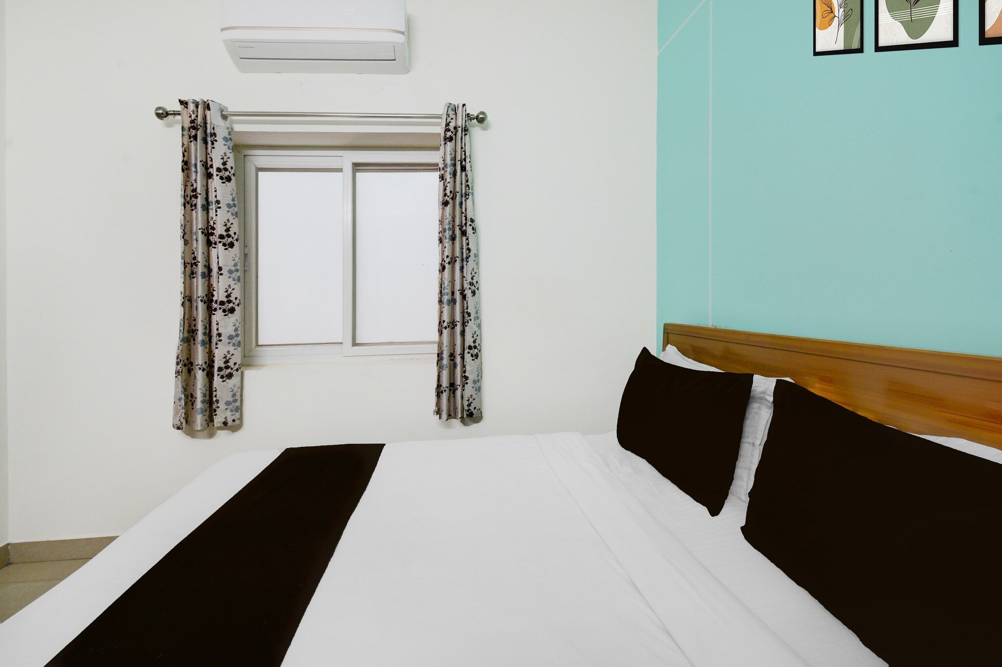 Ground floor: (bedroom(double bed, TV, seating area, air conditioning, Towels incl., telephone), bathroom(bathtub or shower, shower, washbasin, toilet, shampoo, body soap, hot water), Parking, lift)