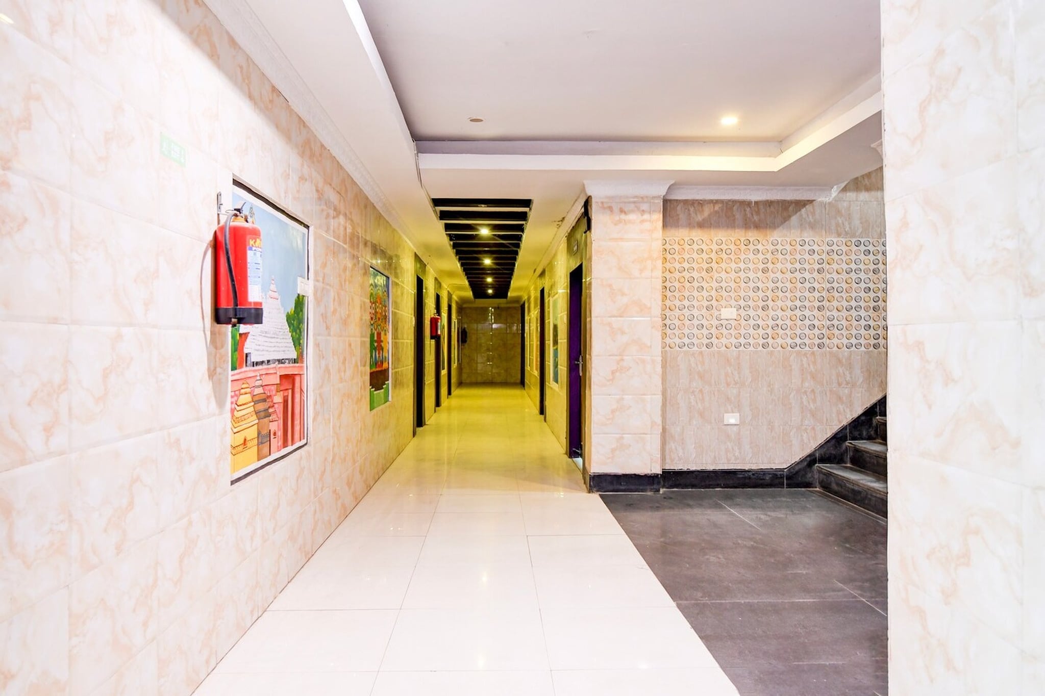 Ground floor: (bedroom(double bed, TV, seating area, air conditioning, Towels incl., telephone), bathroom(bathtub or shower, shower, washbasin, toilet, shampoo, body soap, hot water), Parking, lift, Laundry Package for a fee)