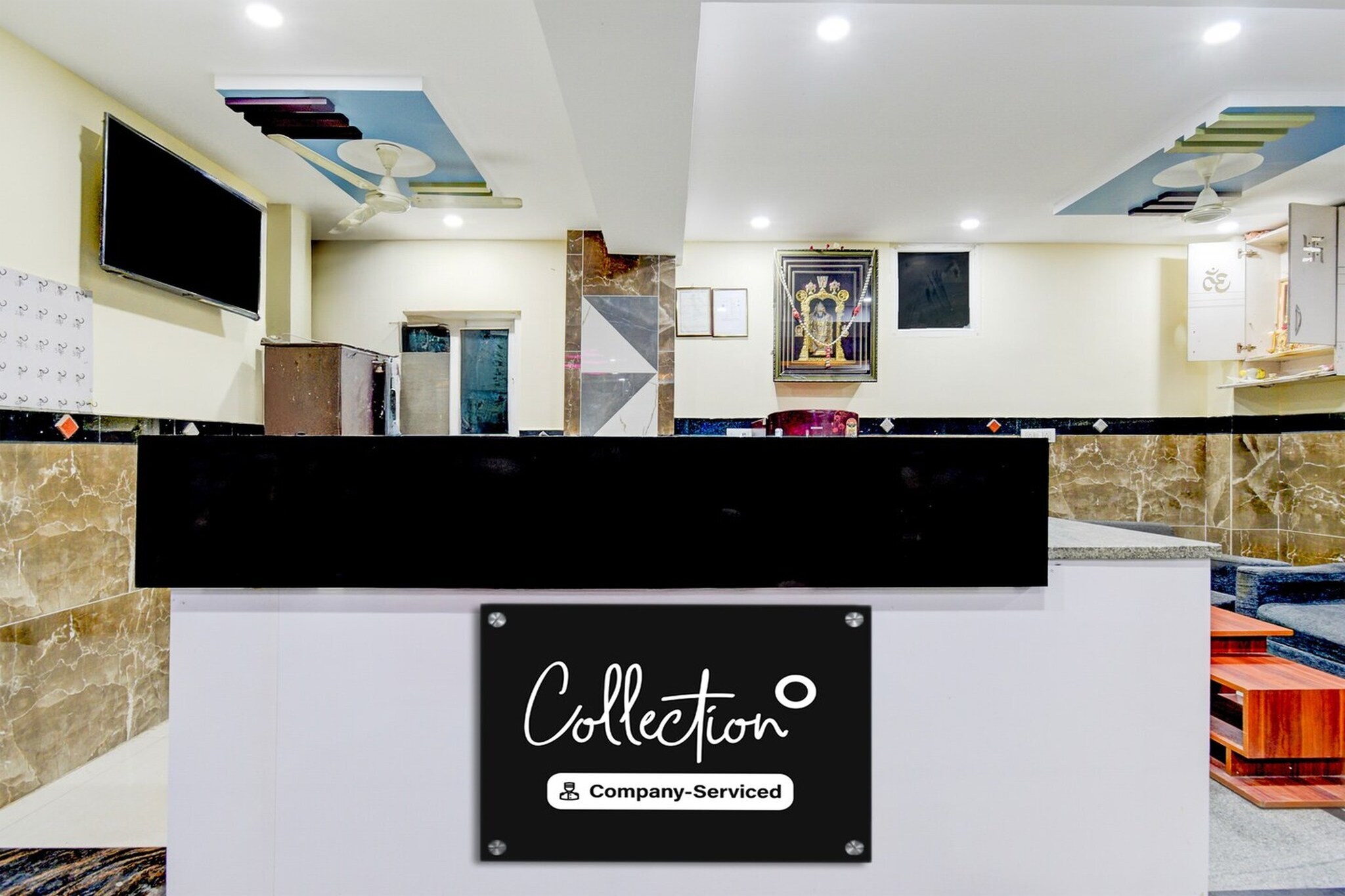 Ground floor: (bedroom(double bed, TV, seating area, air conditioning, Towels incl., telephone), bathroom(bathtub or shower, shower, washbasin, toilet, shampoo, body soap, hot water), Parking, lift)