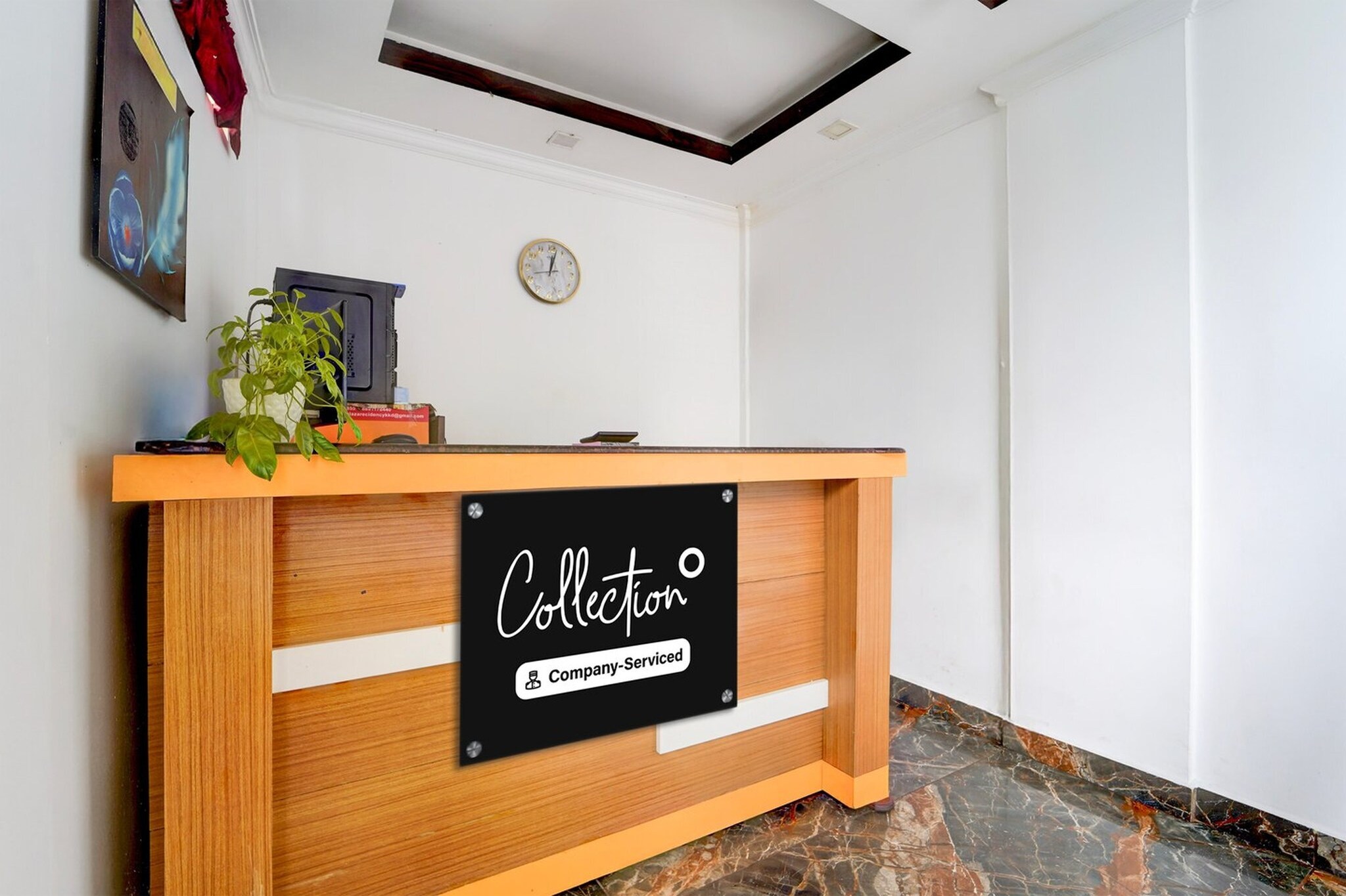 Ground floor: (bedroom(double bed, TV, seating area, air conditioning, Towels incl., telephone), bathroom(bathtub or shower, shower, washbasin, toilet, shampoo, body soap, hot water), Parking)