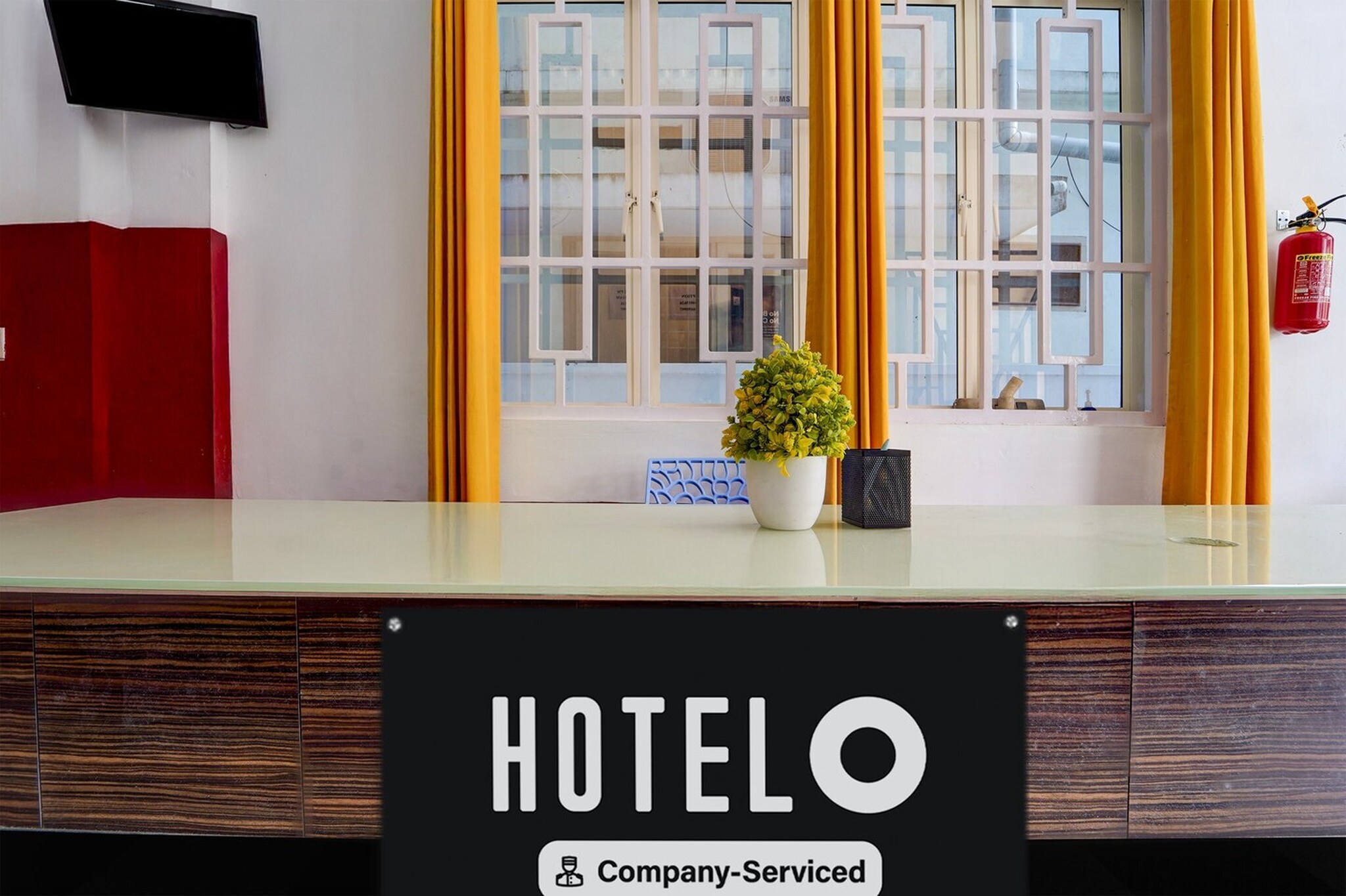 Ground floor: (bedroom(double bed, TV, seating area, air conditioning, Towels incl., telephone), bathroom(bathtub or shower, shower, washbasin, toilet, shampoo, body soap, hot water), Parking)