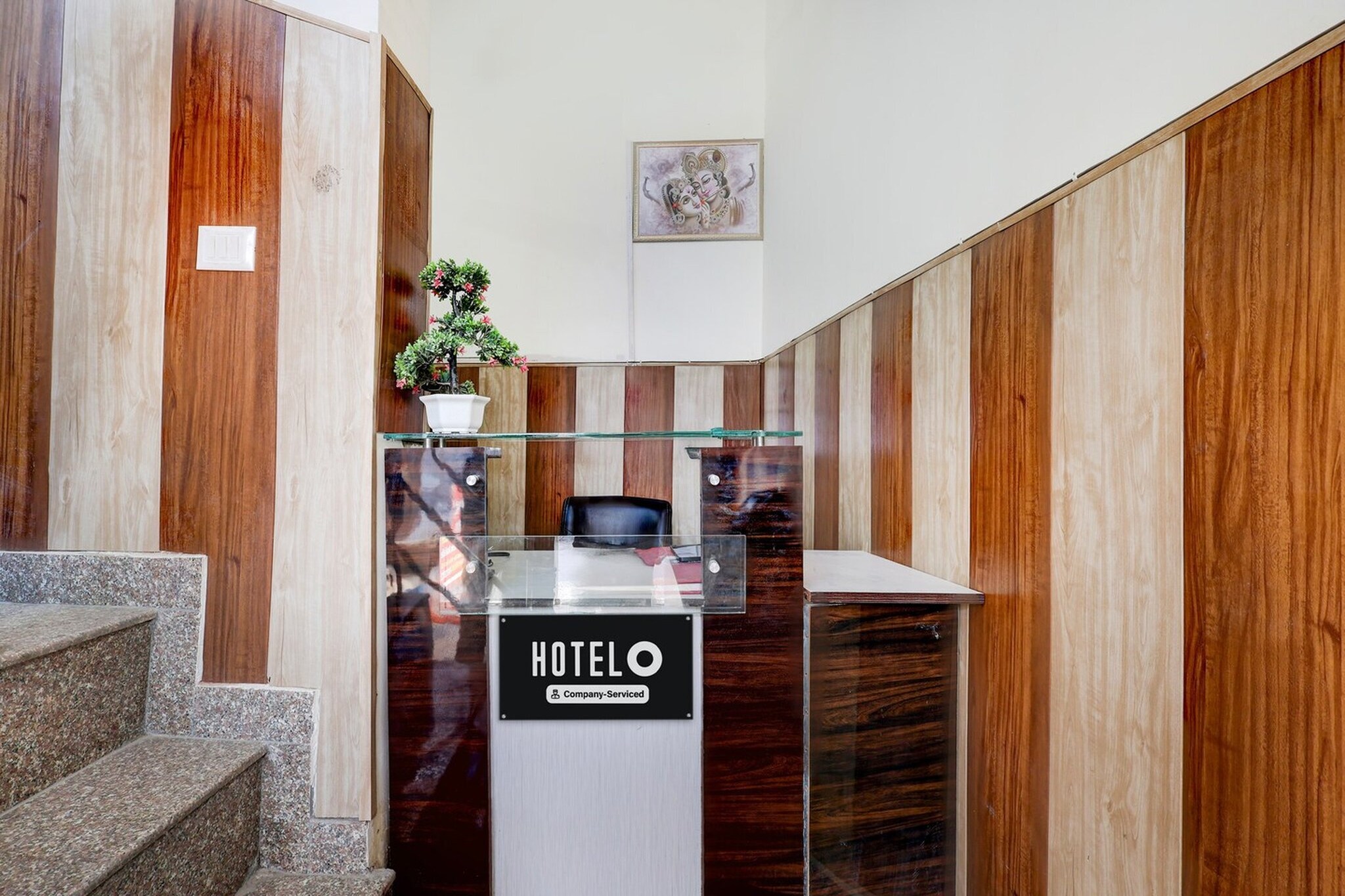 Ground floor: (bedroom(double bed, TV, seating area, air conditioning, Towels incl., telephone), bathroom(bathtub or shower, shower, washbasin, toilet, shampoo, body soap, hot water), Parking)