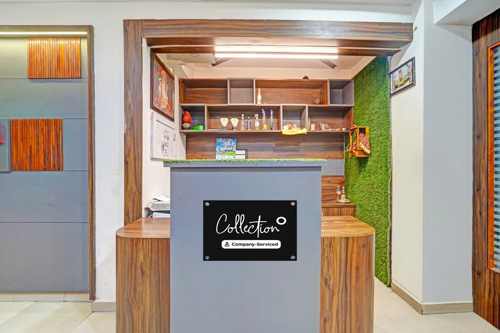 Ground floor: (bedroom(double bed, TV, seating area, air conditioning, Towels incl., telephone), bathroom(bathtub or shower, shower, washbasin, toilet, shampoo, body soap, hot water), Parking)
