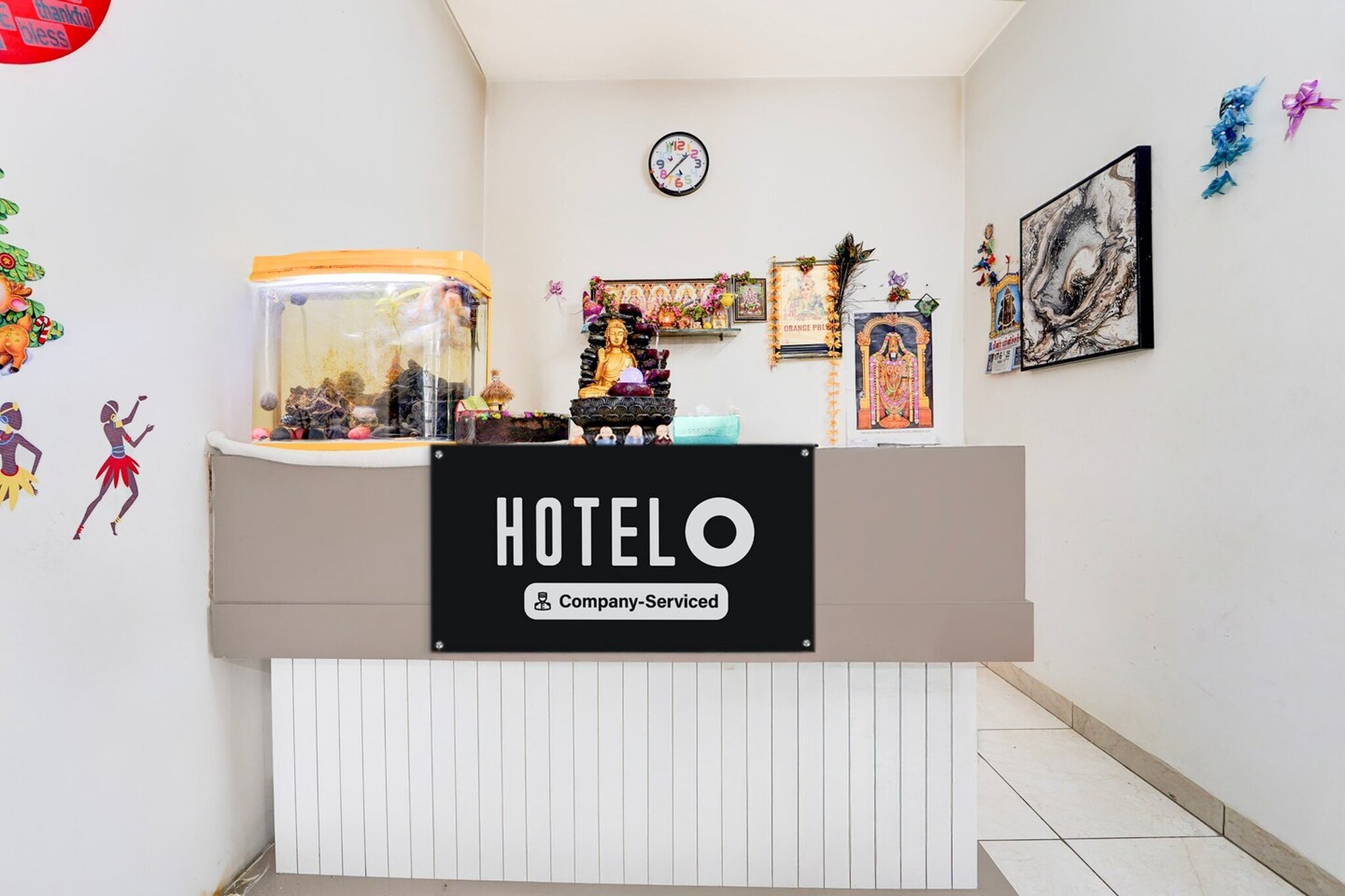 Ground floor: (bedroom(double bed, TV, seating area, air conditioning, Towels incl., telephone), bathroom(bathtub or shower, shower, washbasin, toilet, shampoo, body soap, hot water), Parking, lift)
