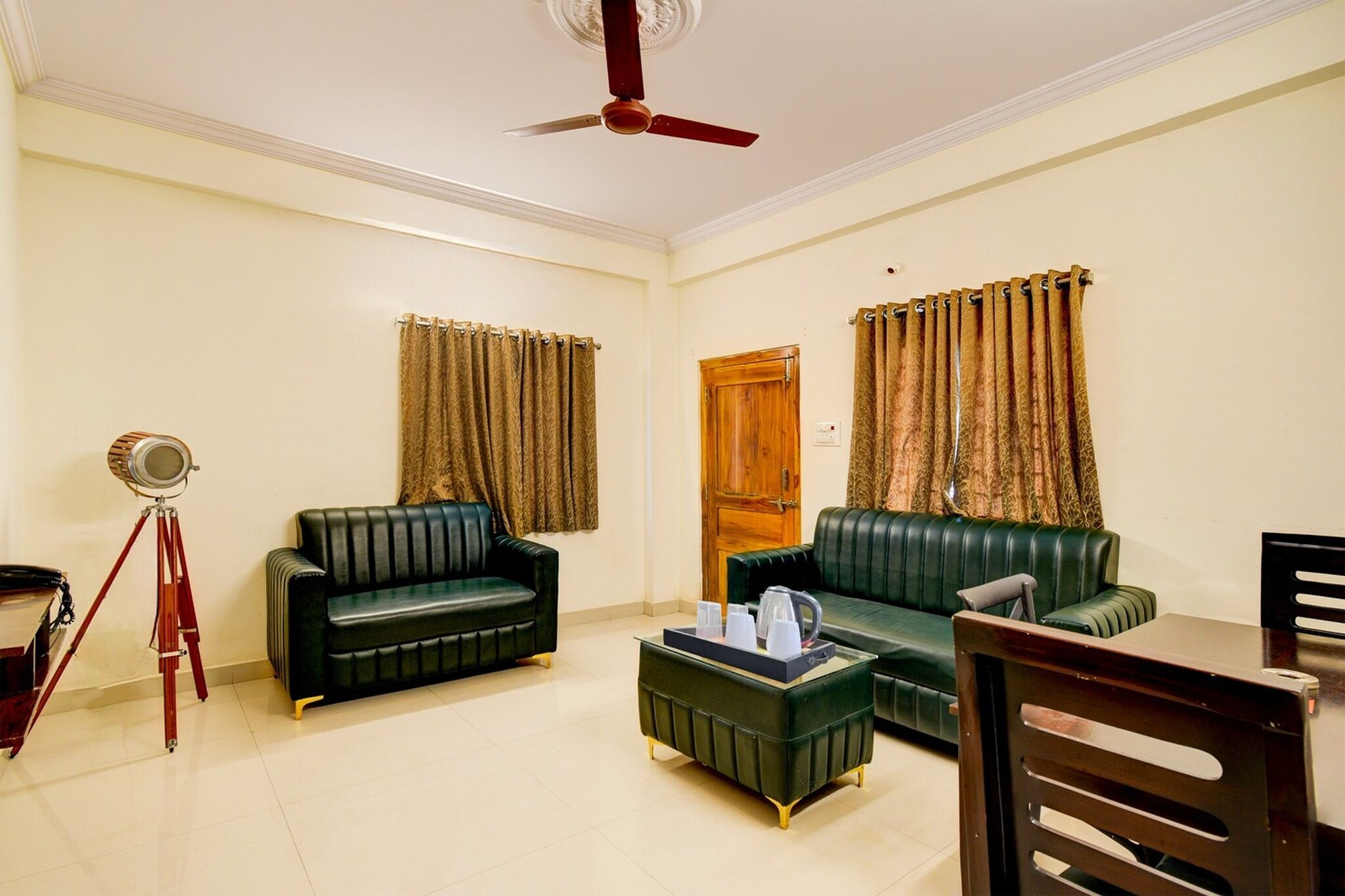 Ground floor: (bedroom(double bed, TV, seating area, air conditioning, Towels incl., telephone), bathroom(bathtub or shower, shower, washbasin, toilet, shampoo, body soap, hot water), Parking, lift)