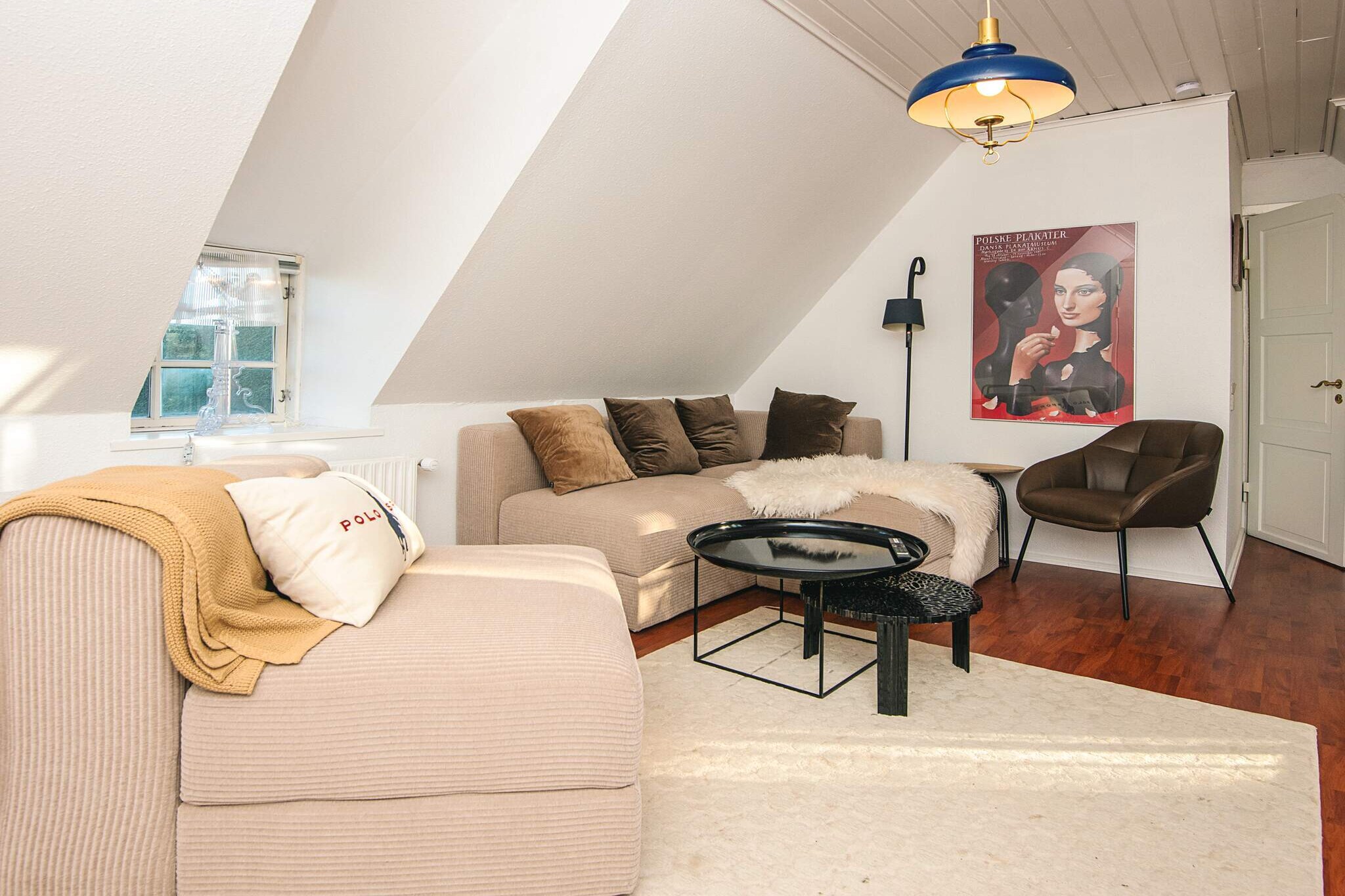 bedroom(double bed, TV), bathroom(washbasin, shower, toilet), heating(central), terrace, garden, garden furniture, parking