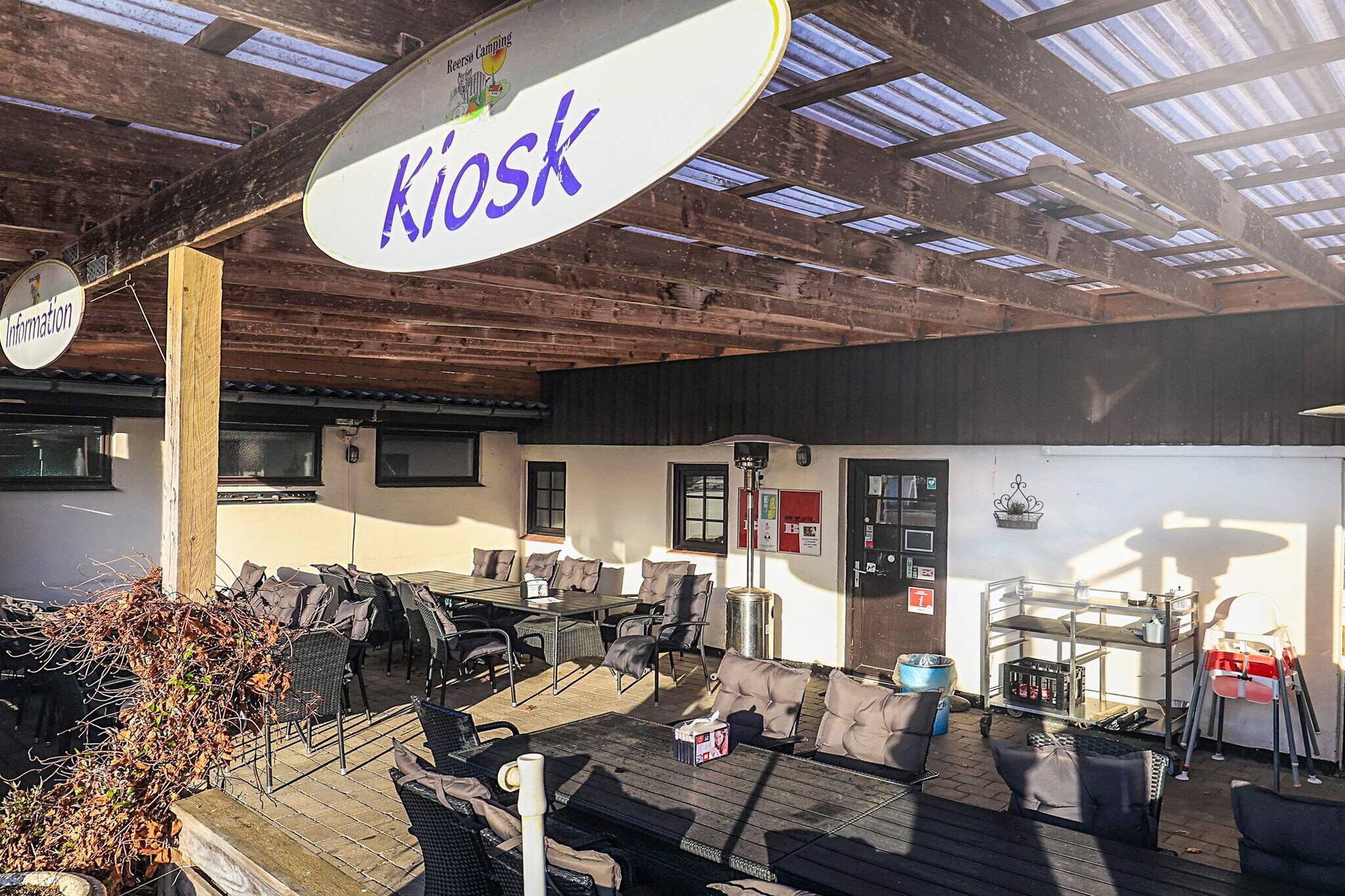 Living/bed room(double bed, 2x bunk bed, fridge), bathroom(shared with other guests)(washbasin, toilet), heating(electric), courtyard, garden furniture, sun loungers, parking