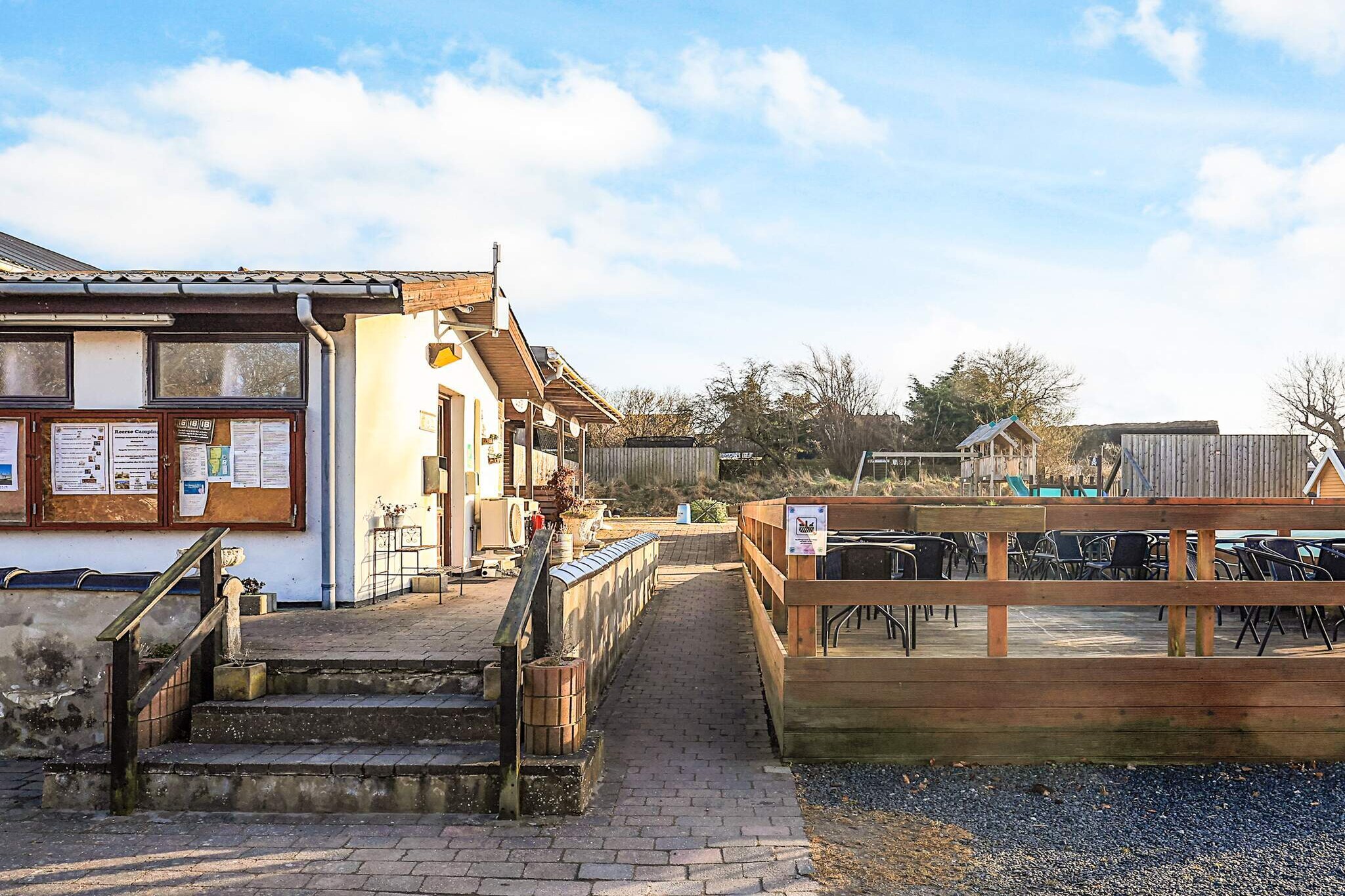 Living/bed room(2x double bed, cooker(2 ring stoves), coffee machine, fridge), bathroom(shared with other guests)(washbasin, toilet), heating(electric), courtyard, garden furniture, sun loungers, parking